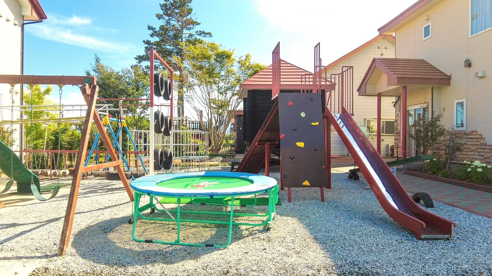 ・The park next to the inn is popular with families with small children.