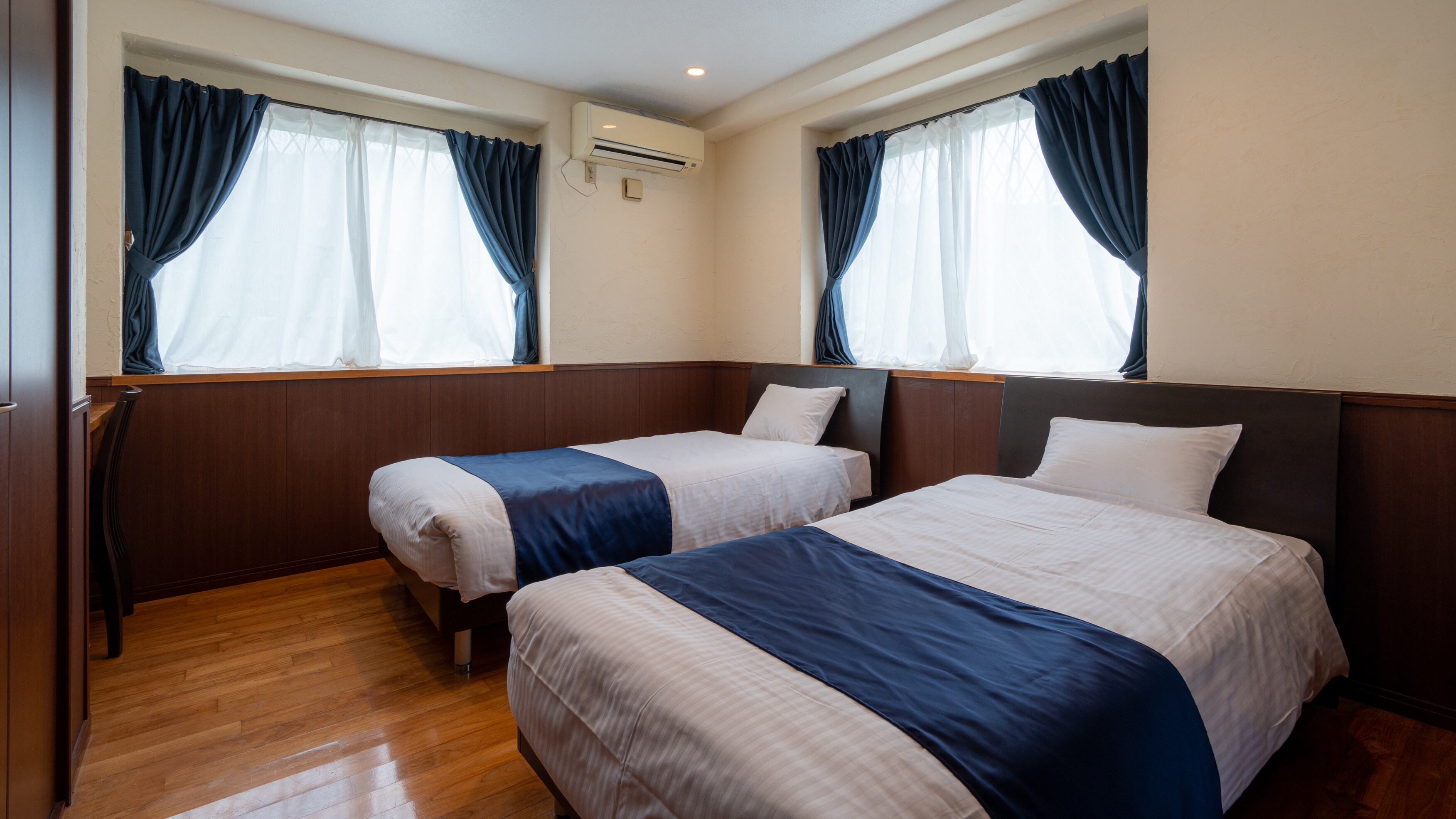 Twin bedroom