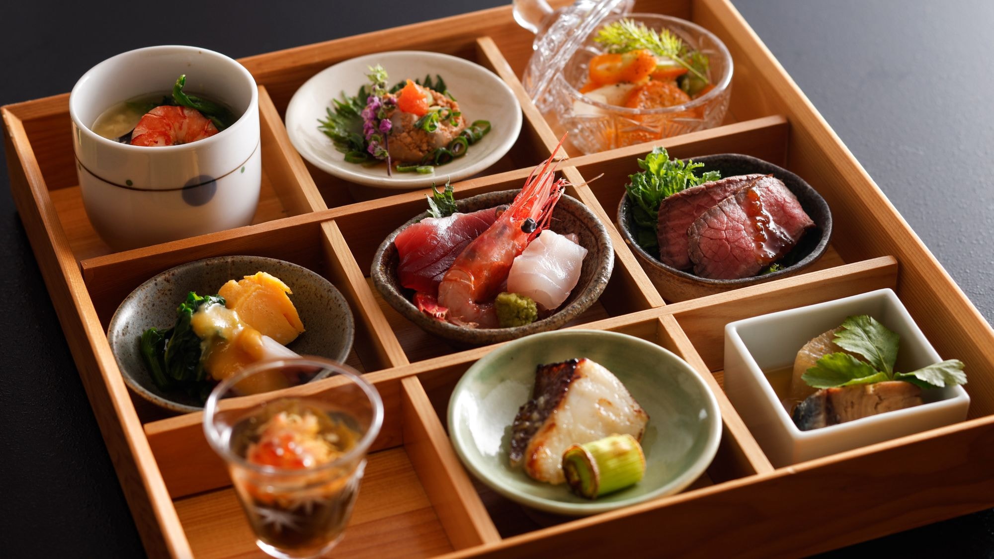 鳥取縣山海的饋贈濃縮於九道菜餚之中。這套奢華的「九道菜套餐」讓您盡情享受每一種色彩繽紛的時令佳餚。 / 範例