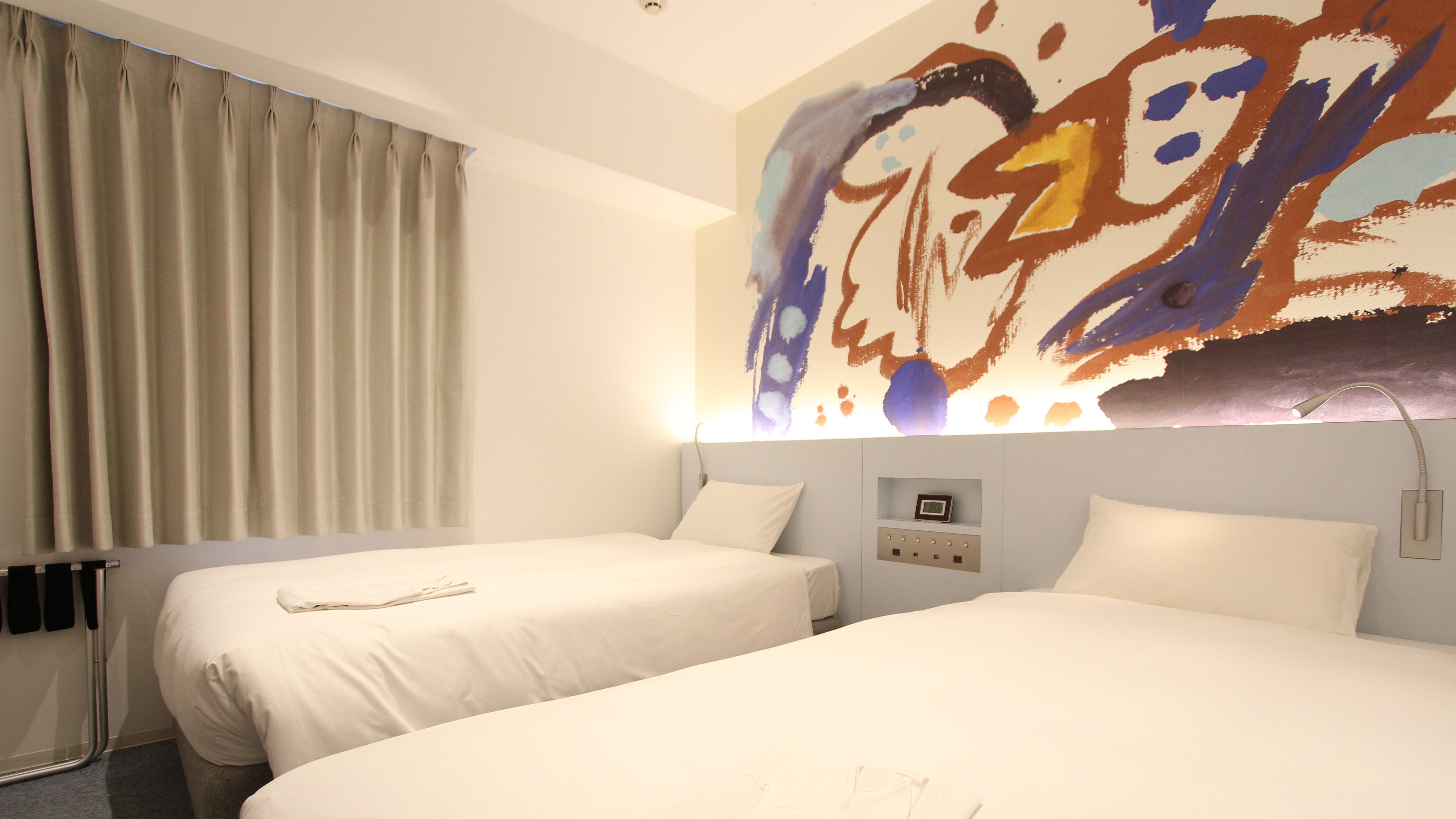 เตียงแฝดขนาดกลาง * การออกแบบงานศิลปะแตกต่างกันไปขึ้นอยู่กับห้องพัก