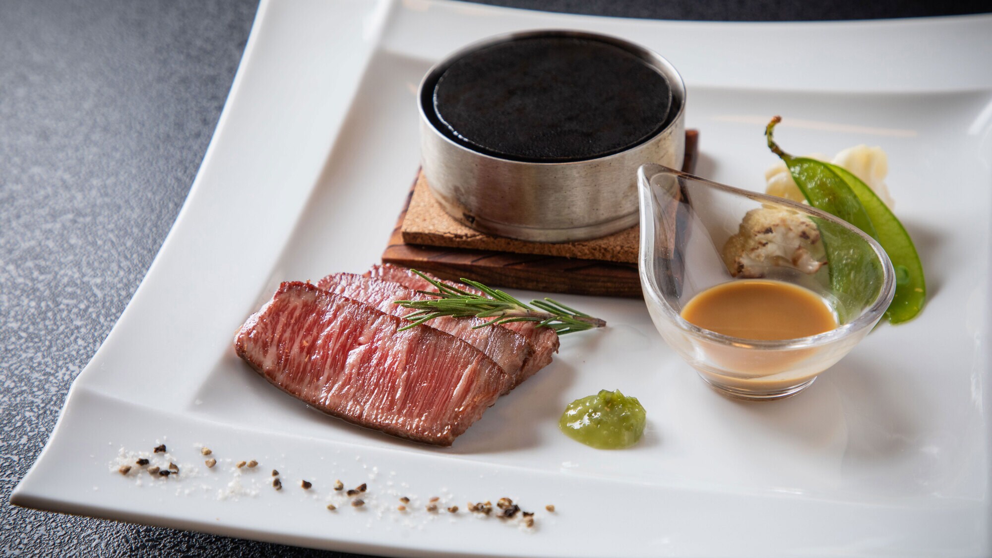 [Musim Dingin 2024] Lauk kuat/steak fillet Furano Wagyu panggang batu ~ Saus truffle anggur merah, Kamui Mintar's