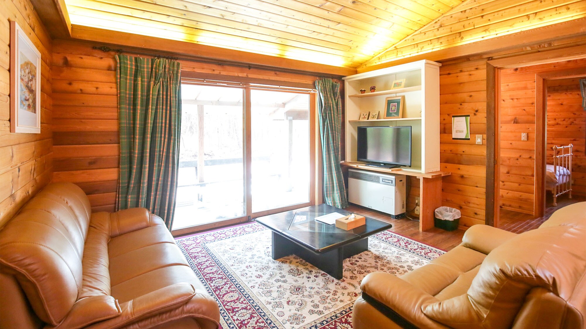 ・Carl: Interior with a calm design.
