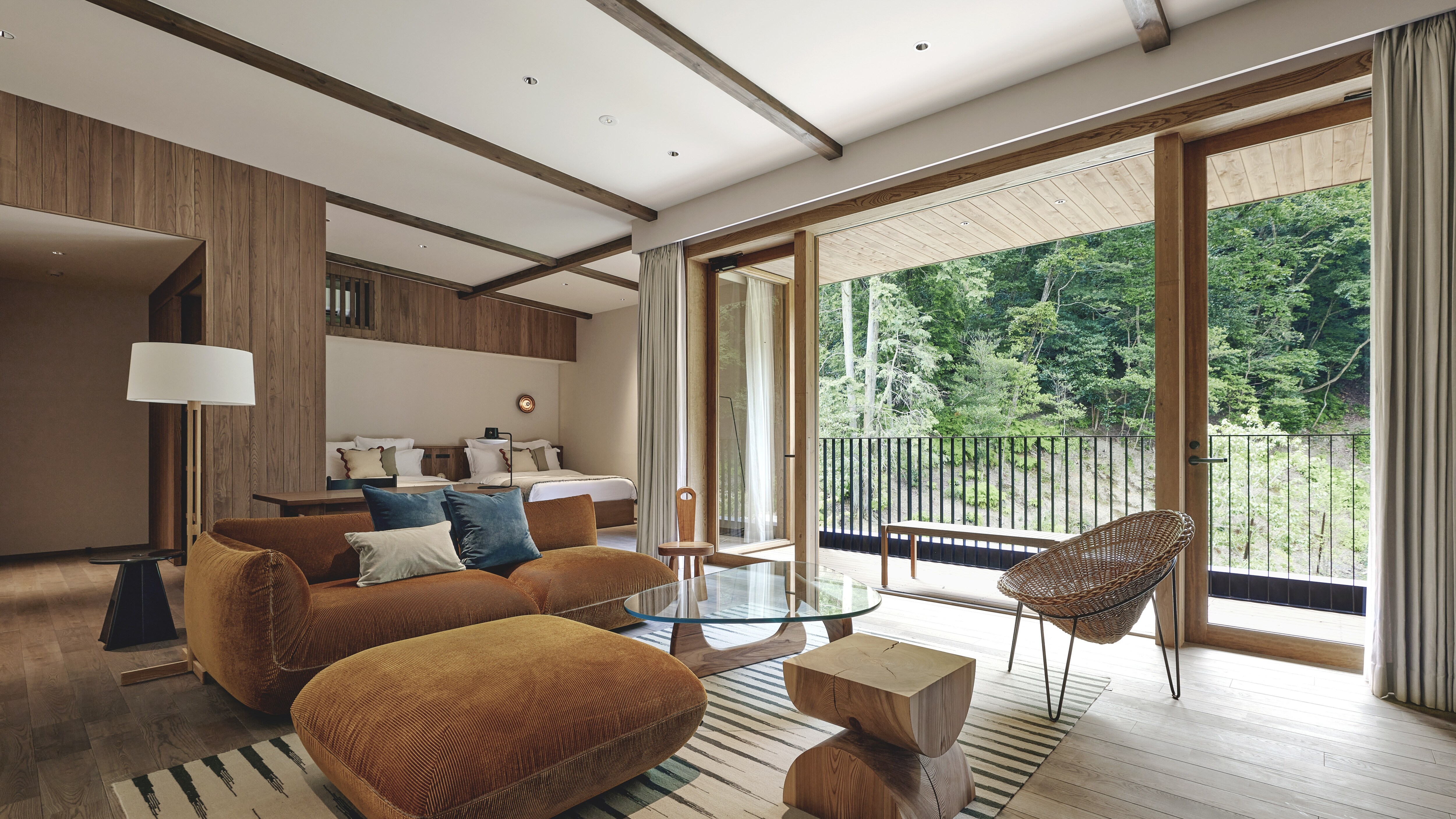 [201] A guest room where you can enjoy beautiful, sculptural furniture and art