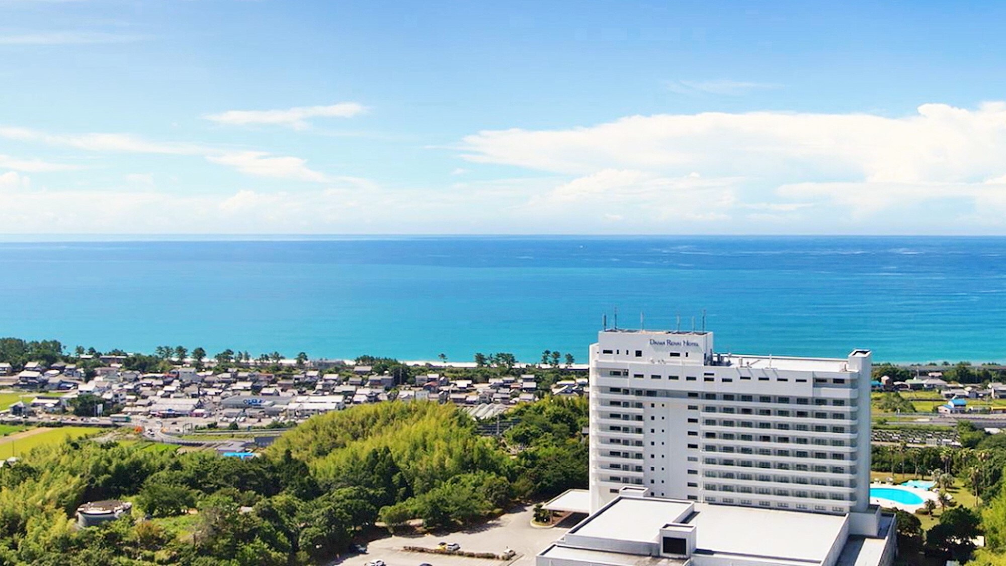 The magnificent Pacific Ocean and the idyllic scenery of Geisei Village are unique to our hotel.