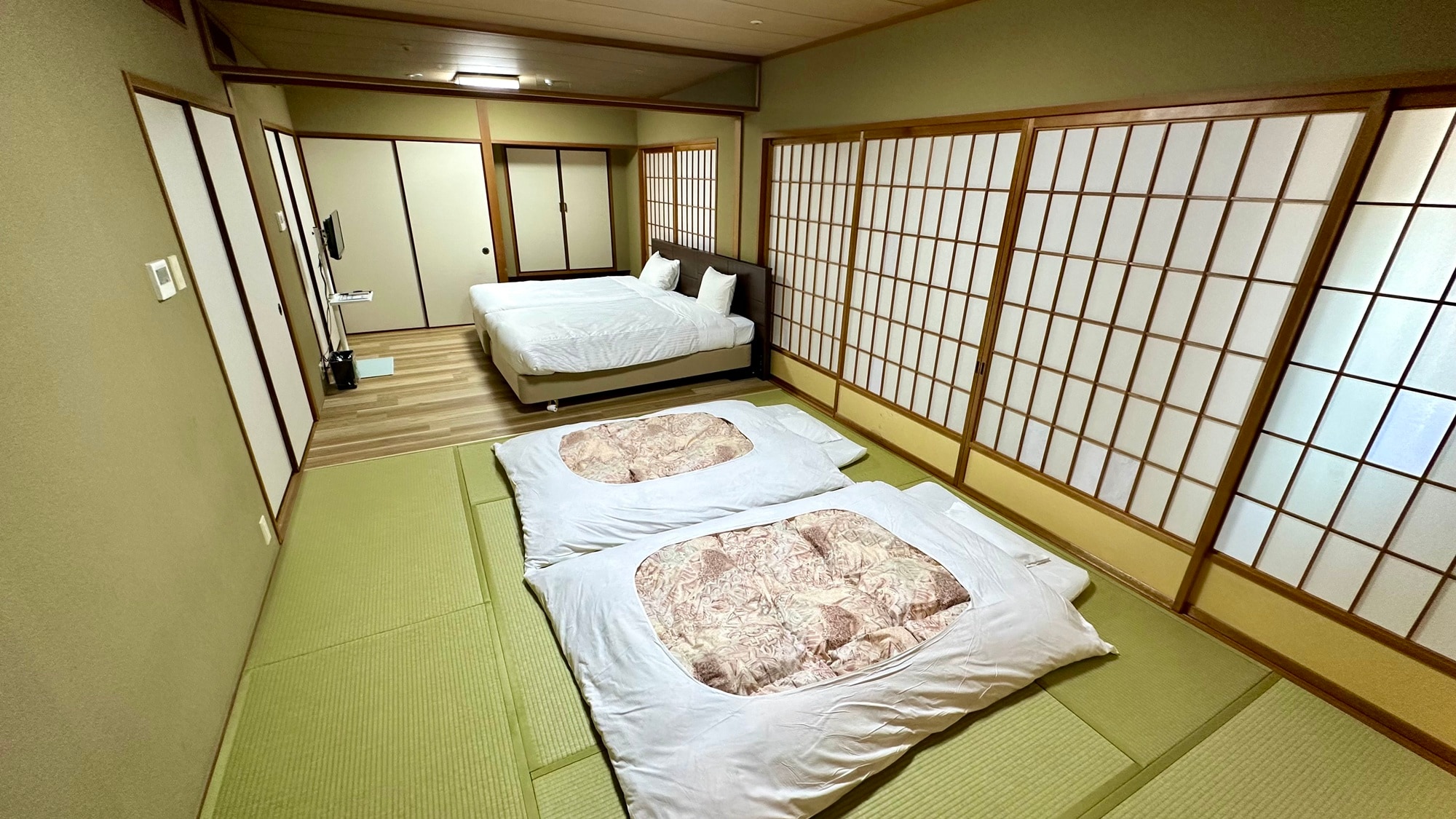 *[Deluxe Japanese-Western Room] Up to 2 beds and 4 Japanese futons can accommodate up to 6 people.