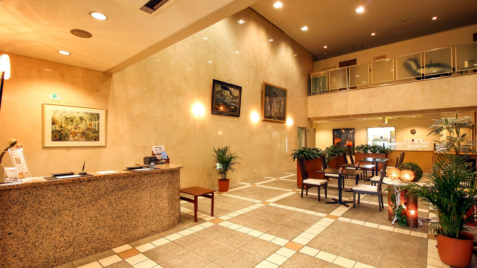 ・A spacious lobby space with an open ceiling that gives a sense of openness