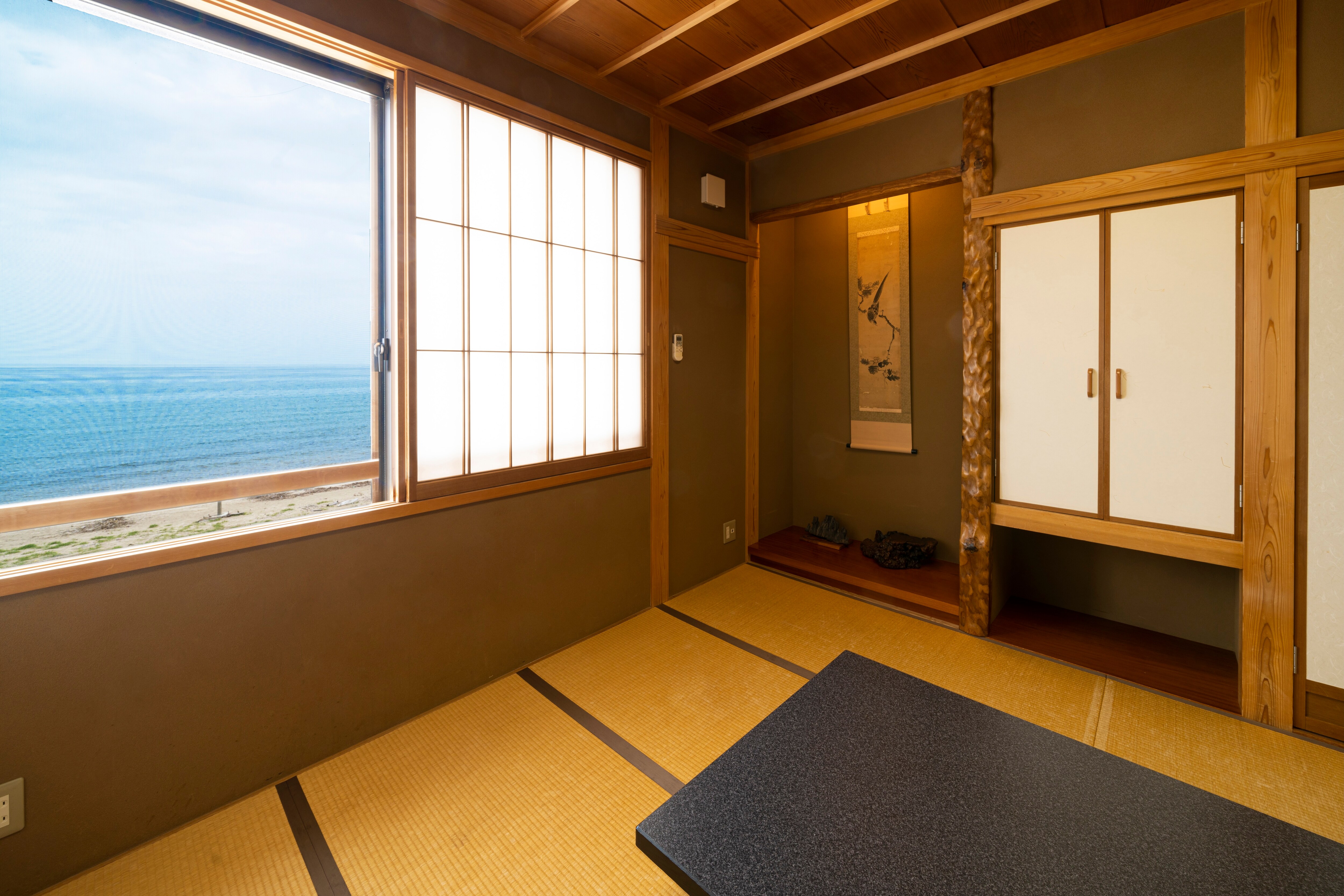 Room and the sea