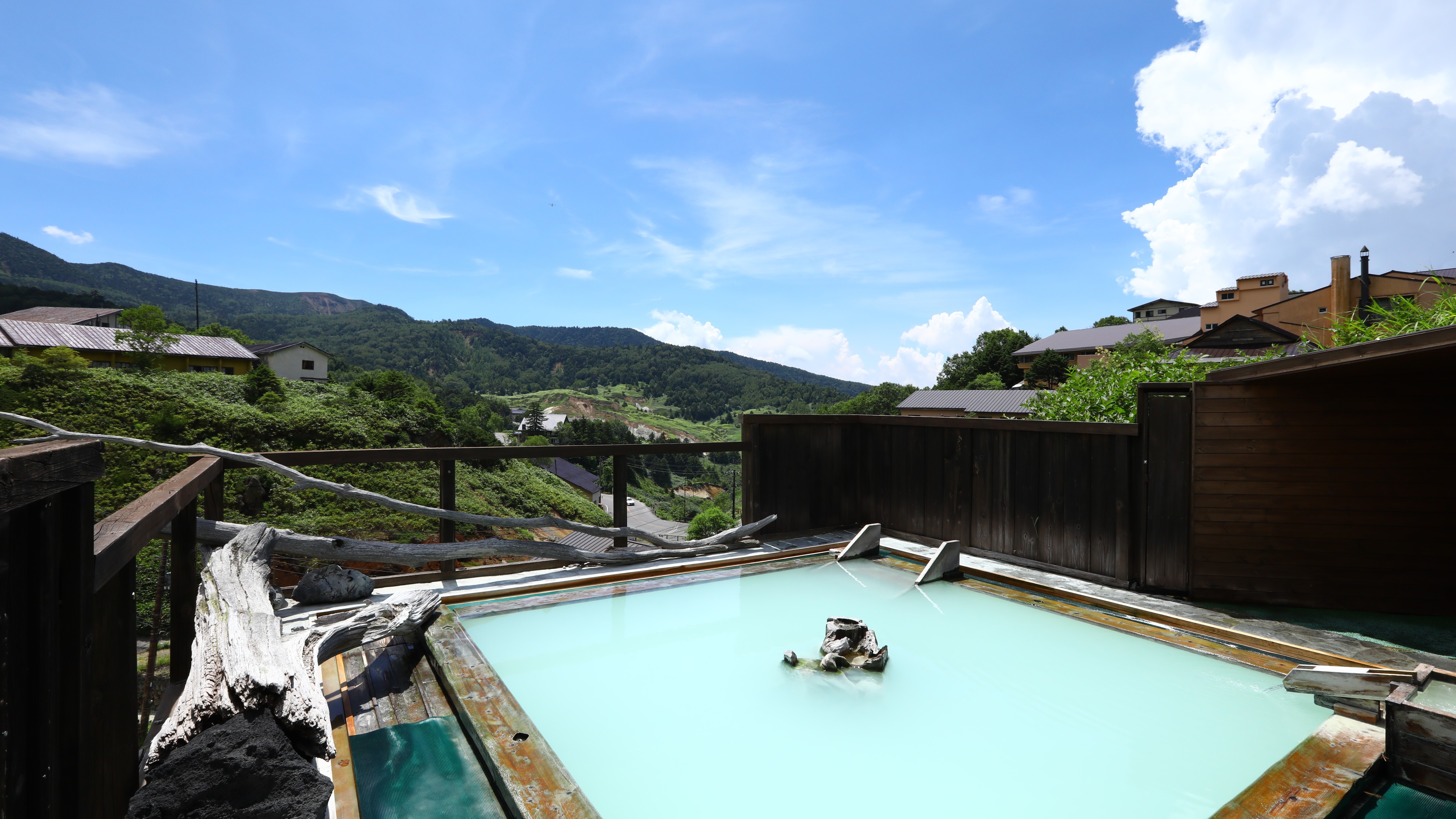 Open-air bath "Gokuraku no Yu" A hot spring with a feeling of openness