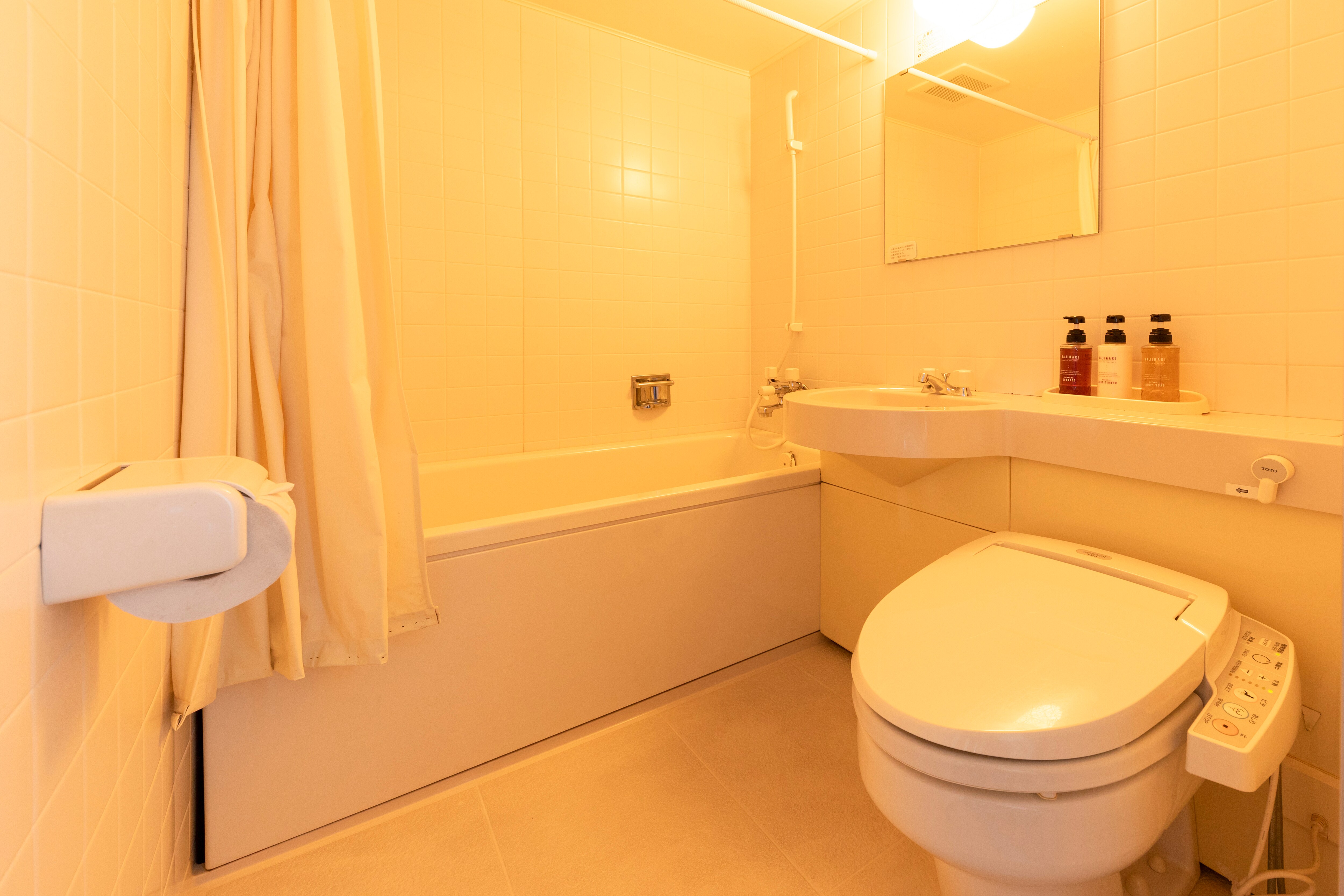 [Kamar mandi dan toilet bergaya Barat]