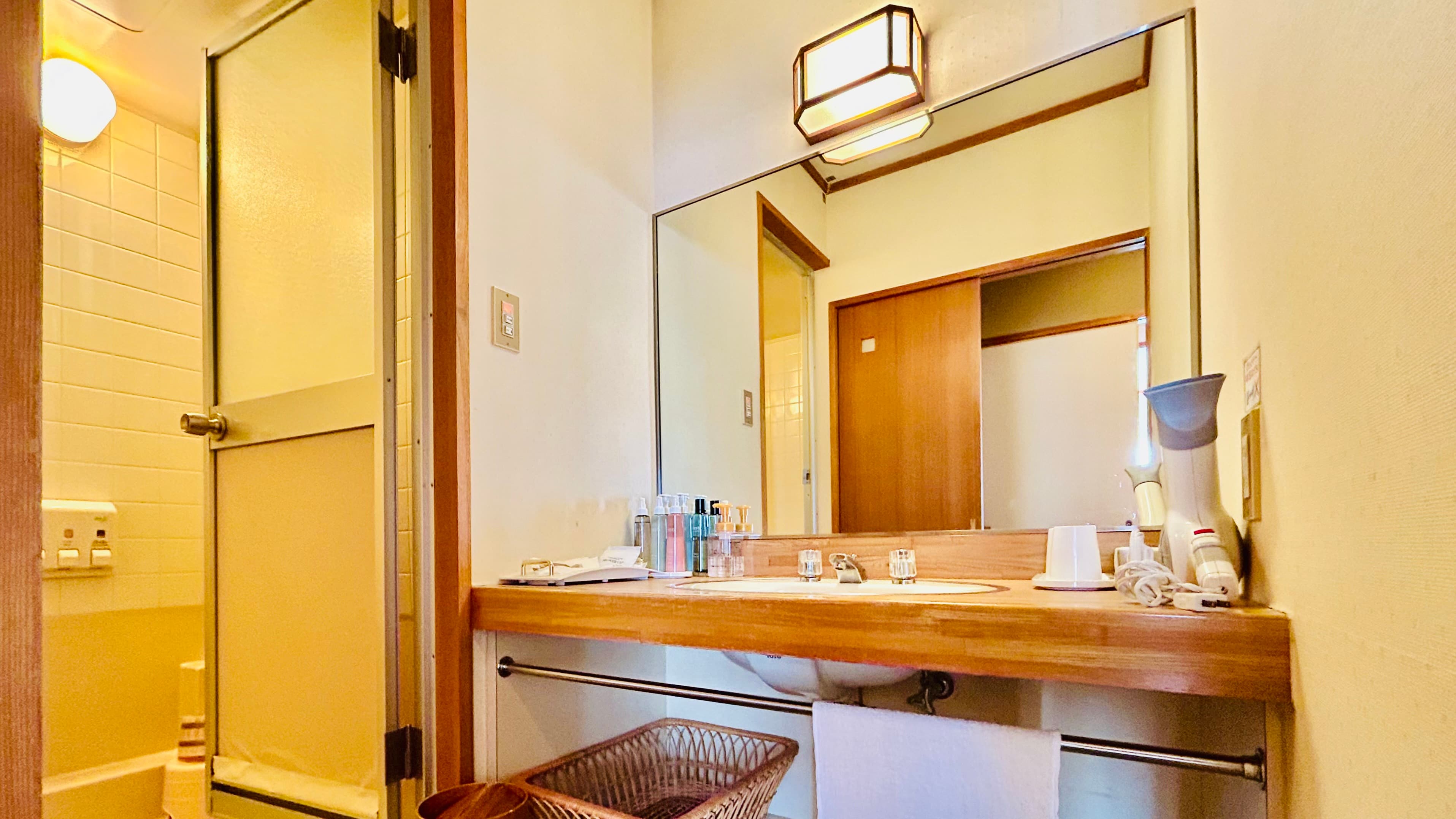 [Japanese-Western room / 8 tatami mats + 4.5 tatami Japanese room] Bath and sink