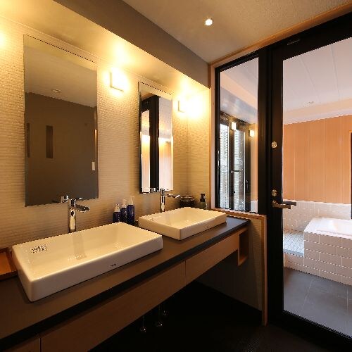 [Petite Suite] A two-bowl washbasin for busy mornings