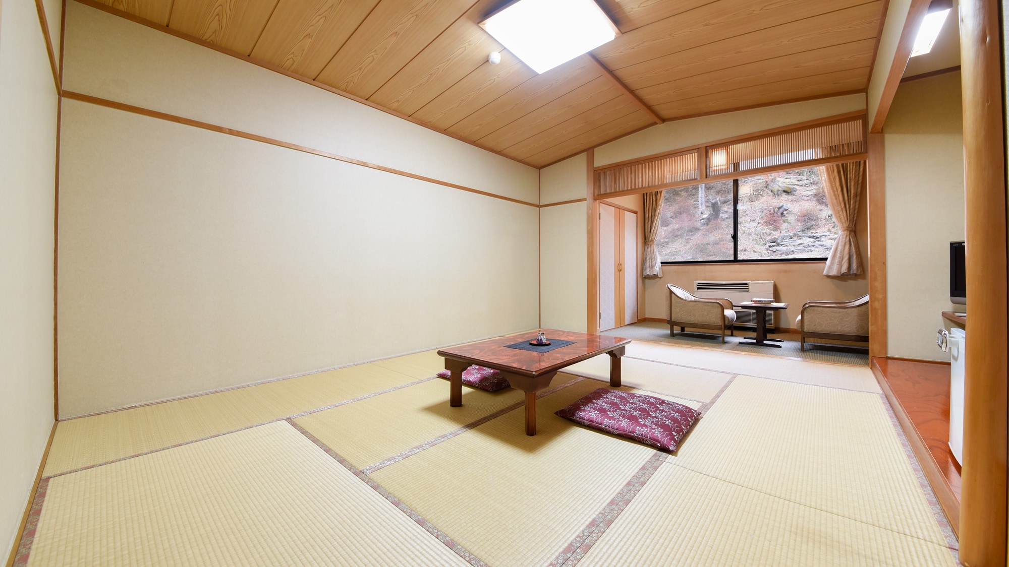 *[Example of a guest room] A clean Japanese-style room. Stretch your legs and relax.