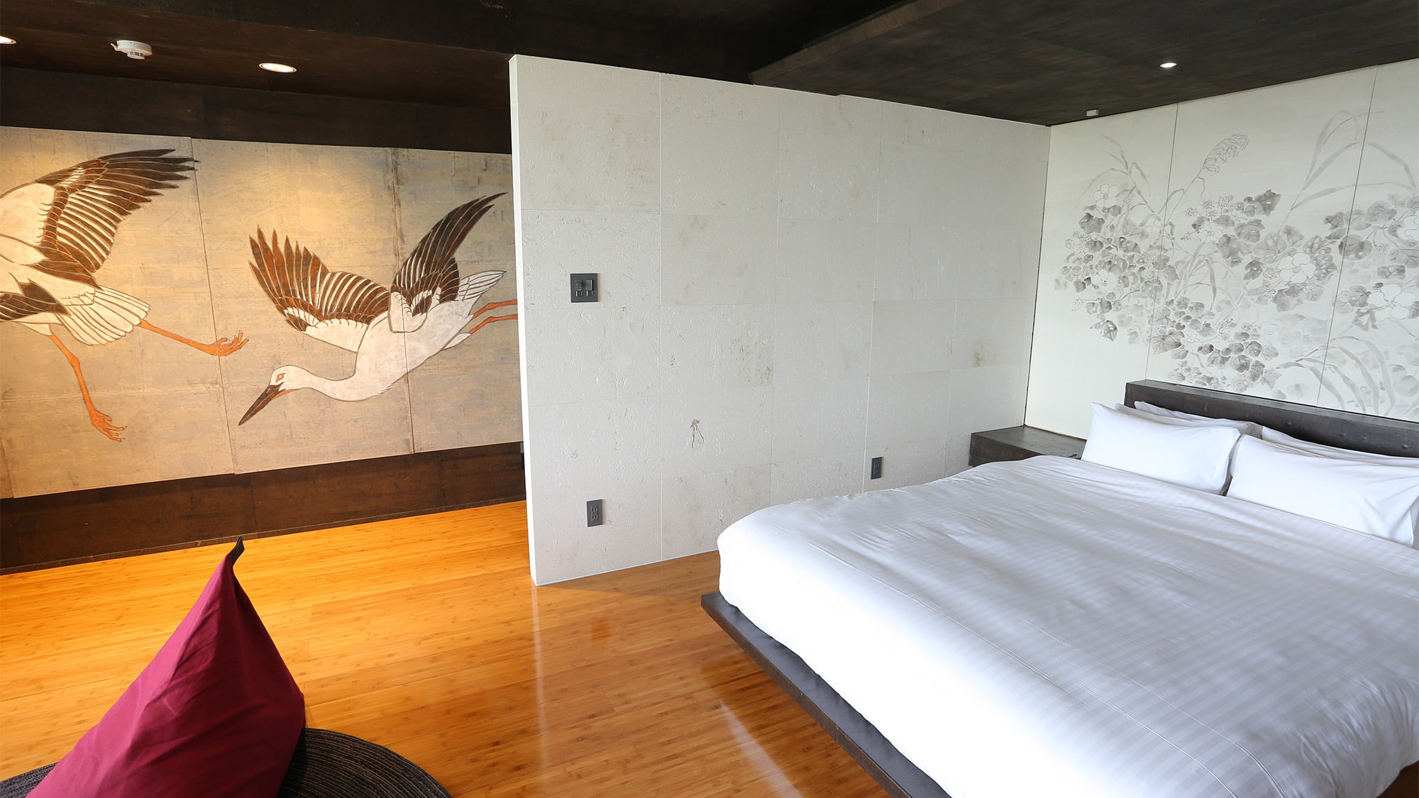 ・Spacious queen-size beds available
