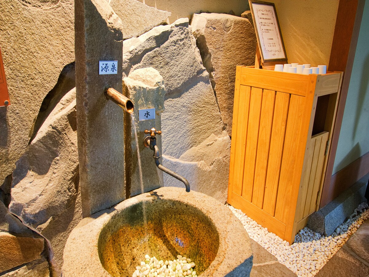 Đây là nơi duy nhất ở Yunishigawa Onsen mà bạn có thể thưởng thức nước suối nóng.