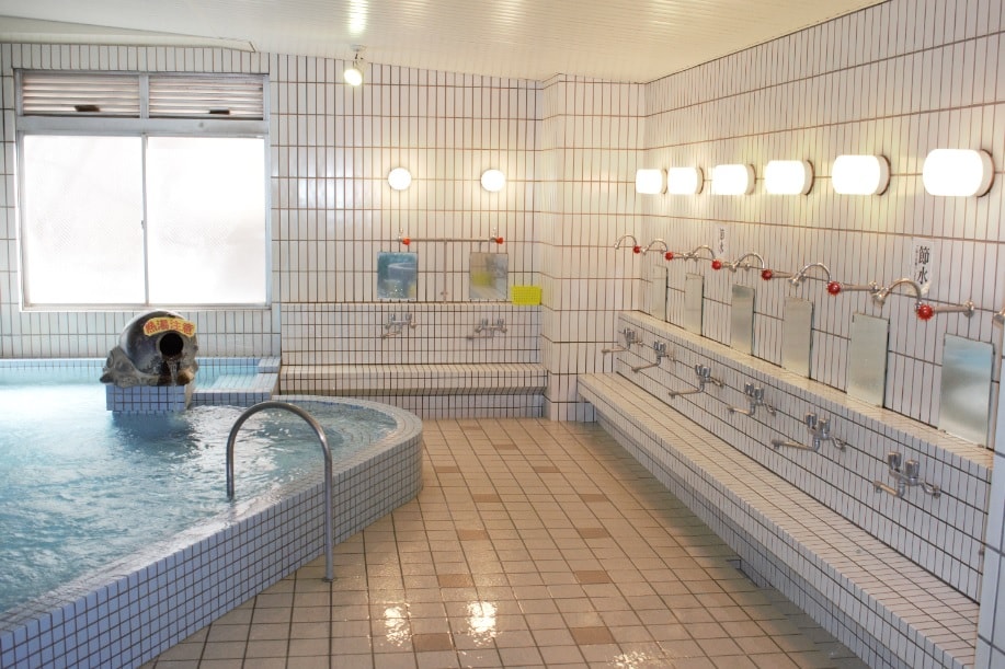 Large natural hot spring bath