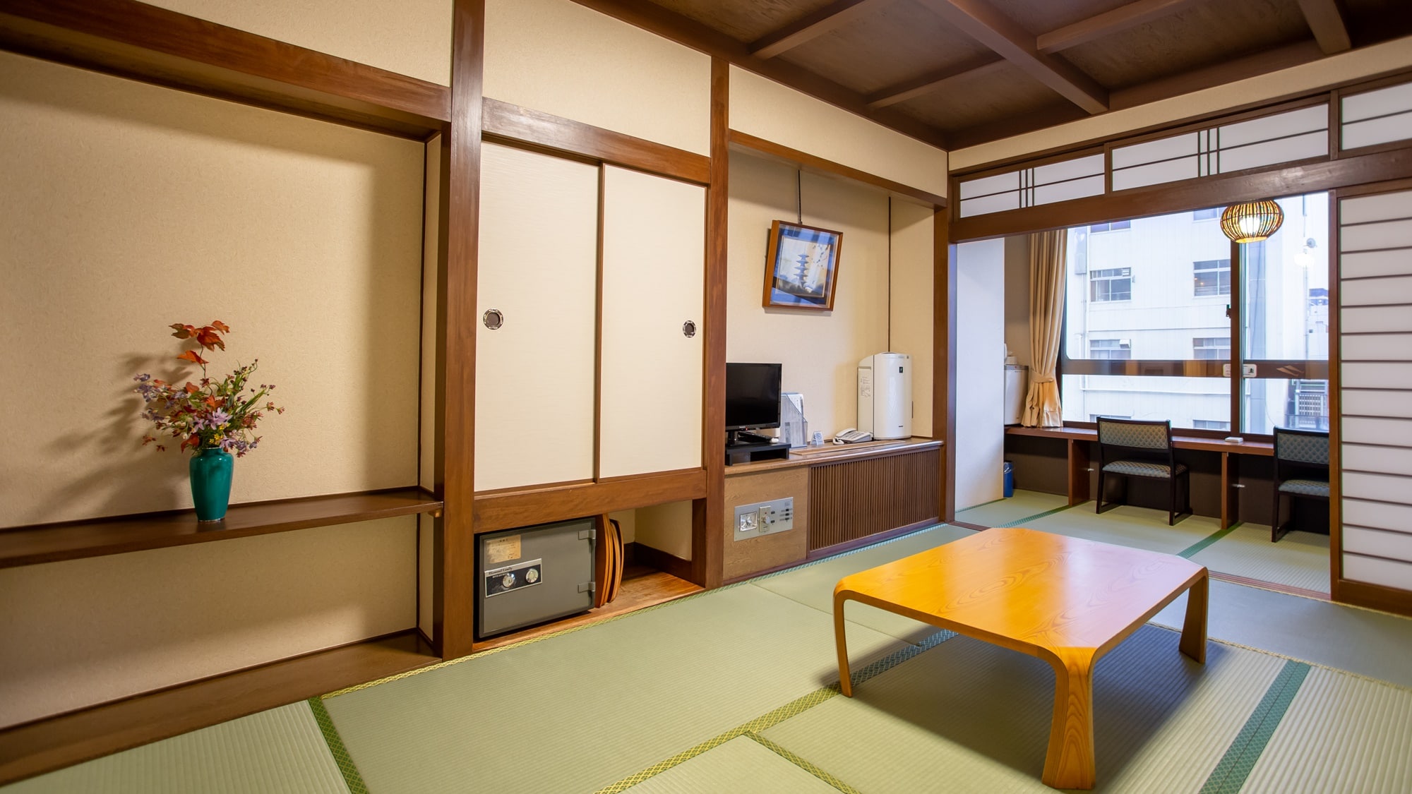 * [Example of Japanese-style room with 8 tatami mats] The wide edge is a rare counter style overlooking the Dotonbori River.