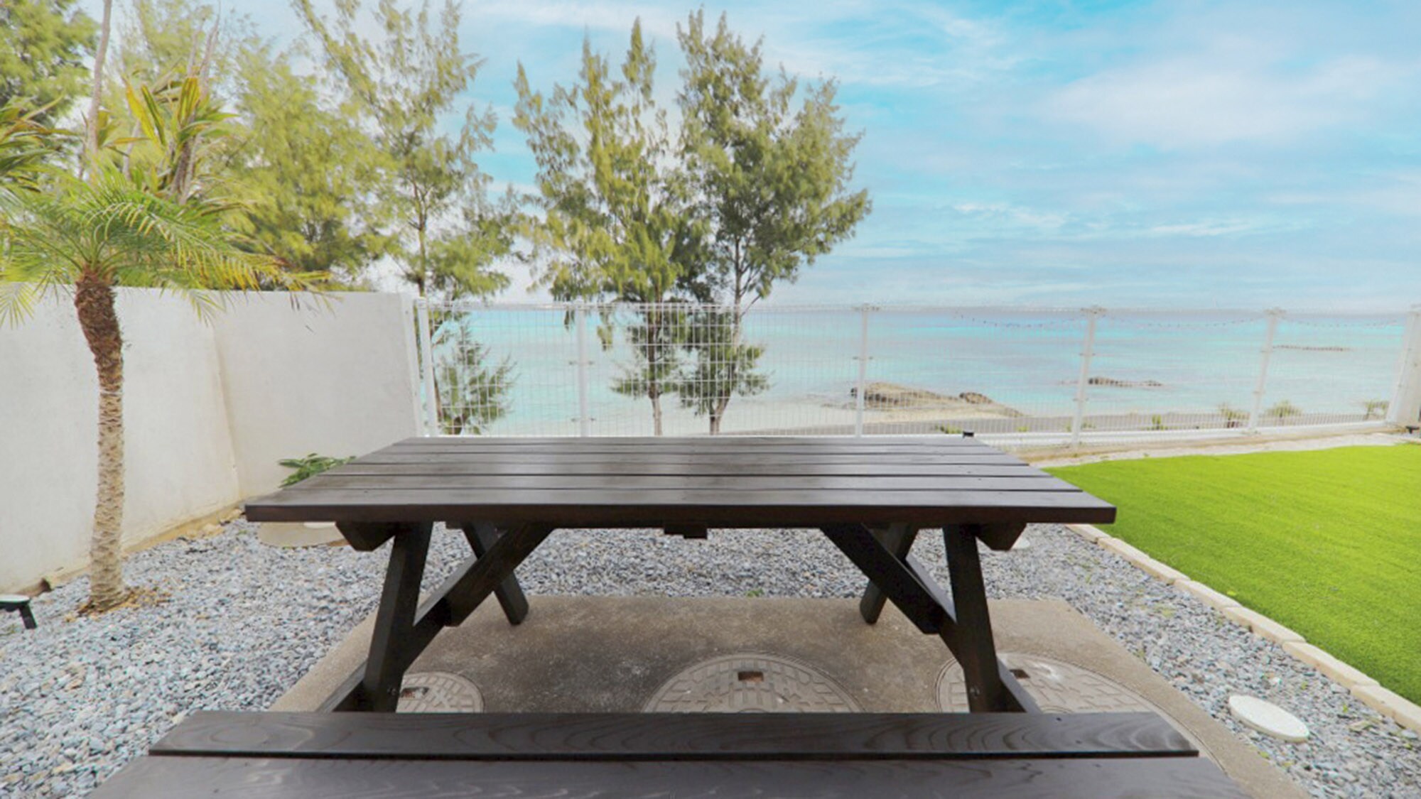 ・[Garden] Enjoy a BBQ or meal while looking out at the sea.