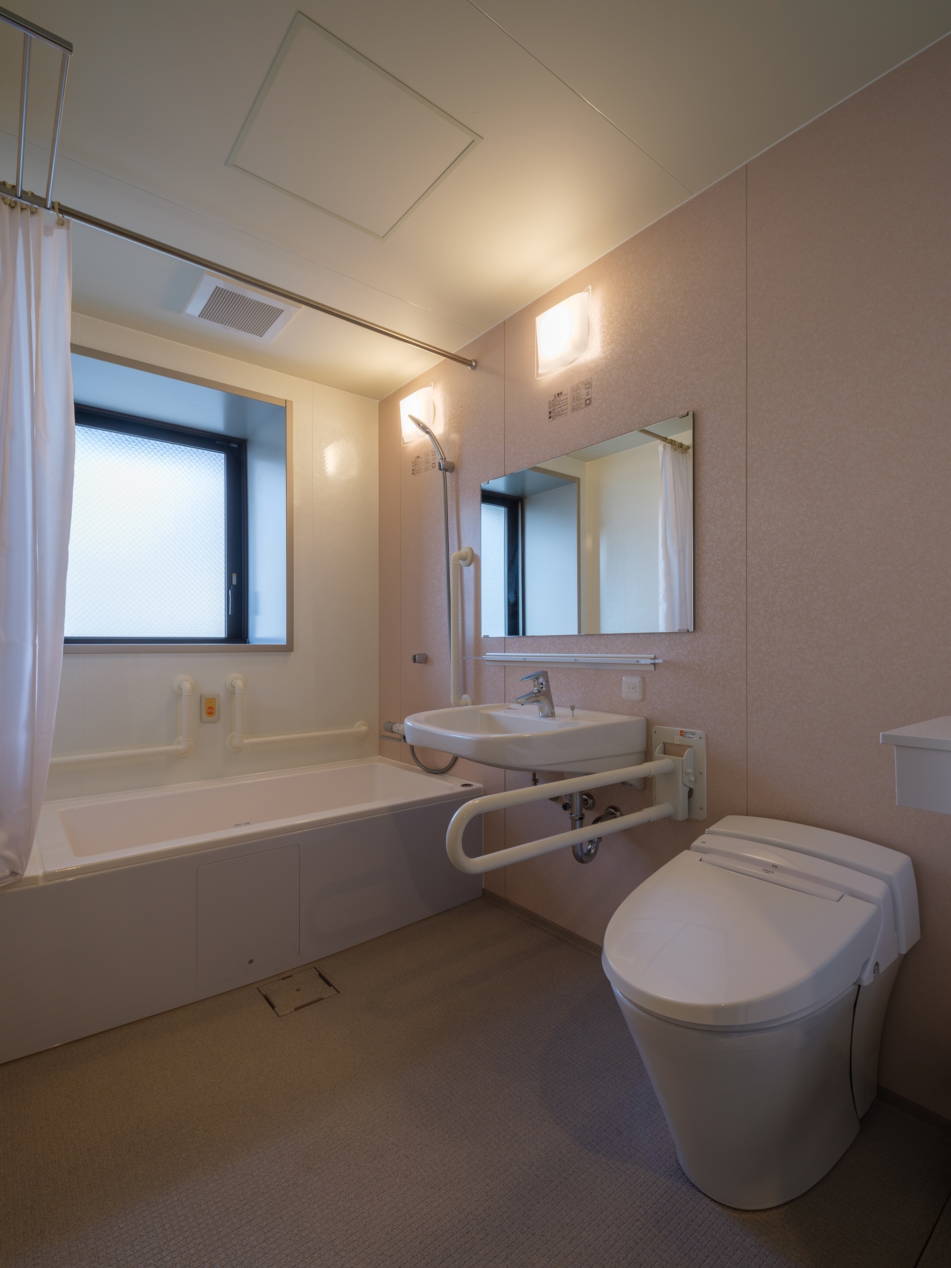Handicap room unit bath