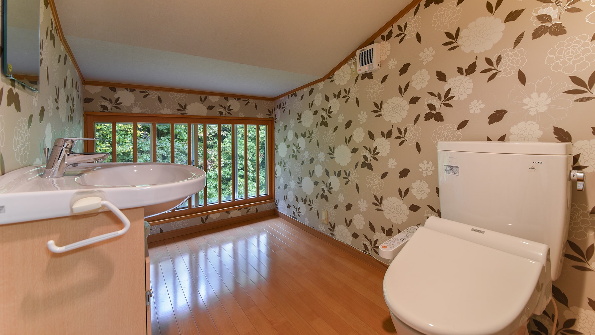 * [Room] Japanese-style room with 12 tatami mat toilet, washbasin