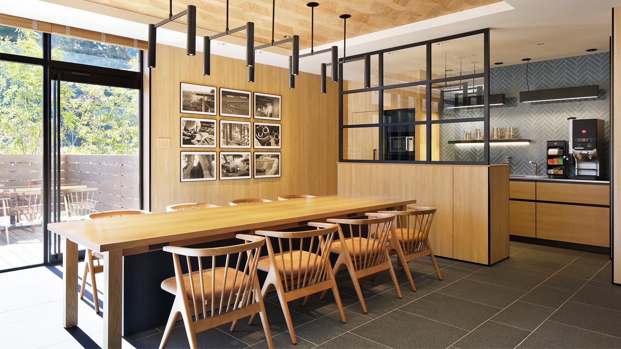 Shared space: Equipped with a free cafe where you can eat as much as you like, a microwave, and an ice machine.