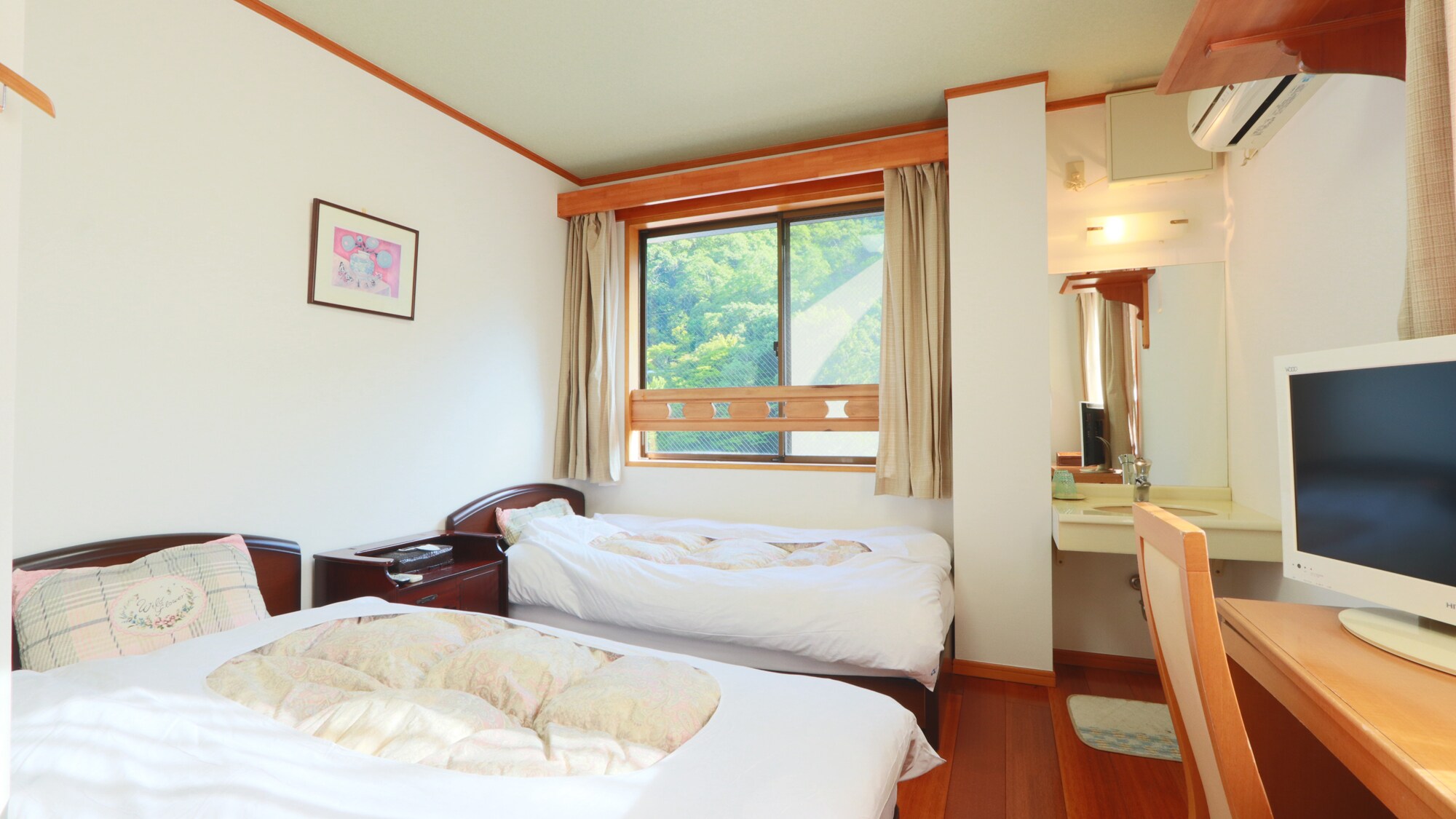 Twin room (1-2 persons)