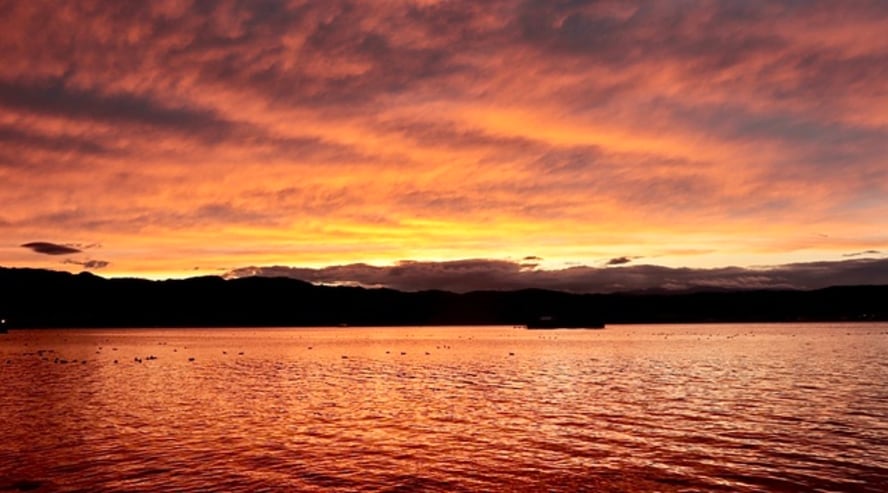 ทะเลสาบซูวะยามพลบค่ำ