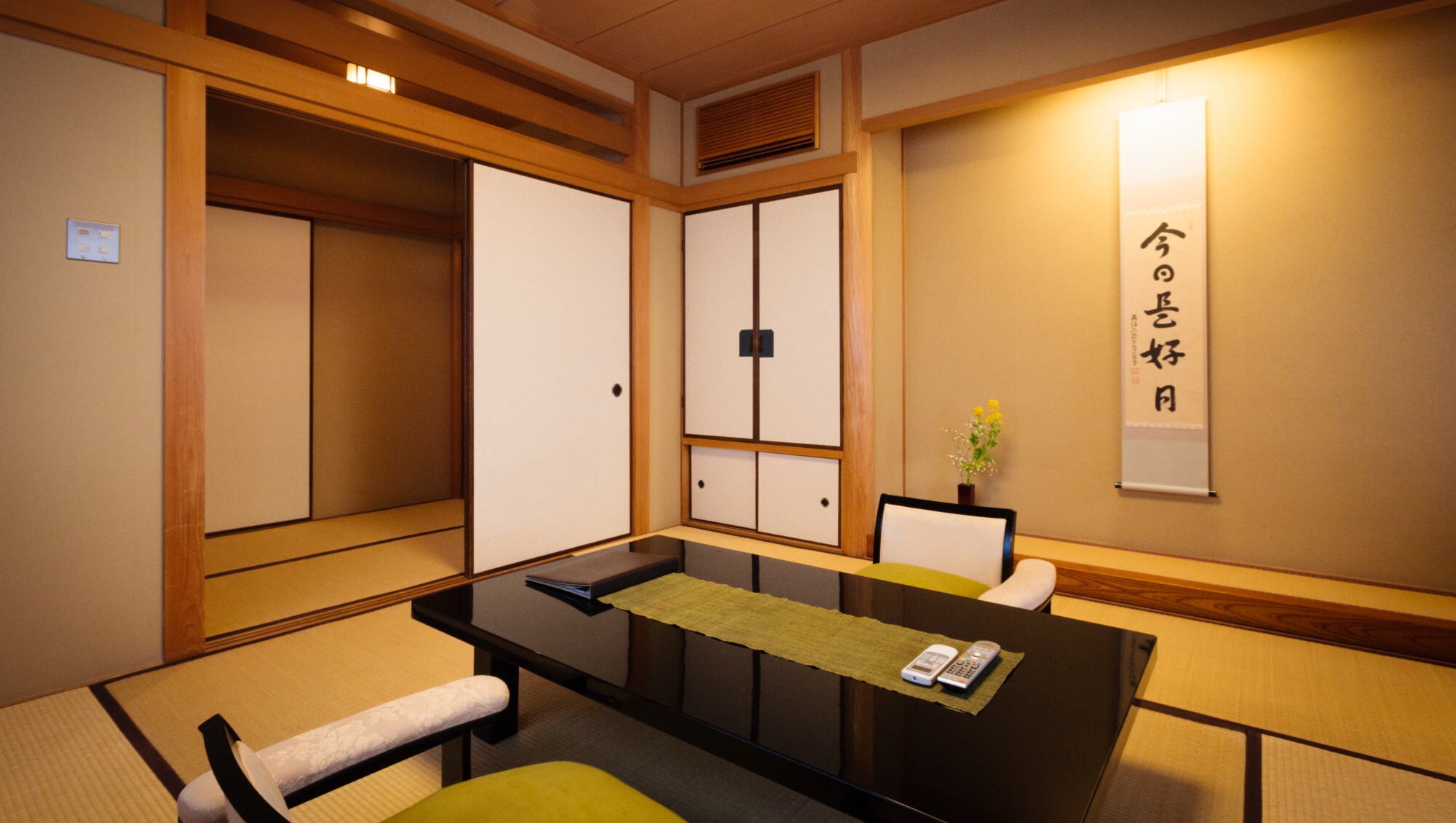 ◆ Kyoto-style pure Japanese-style room (8 tatami mats + next room) ◆ With bath and toilet ◆ No smoking