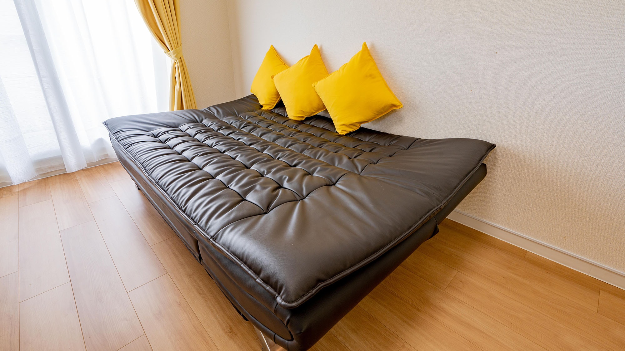 [Guest rooms] If you wish to use it as a bed, please provide it yourself.