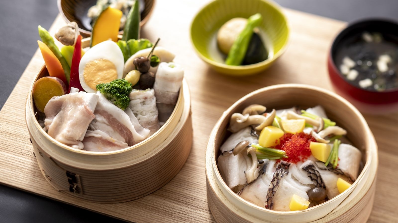[อาหารเช้า/ผู้ใหญ่] อิ่มอร่อยกับข้าวหน้าปลากะพงเซโตะอุจิและวัตถุดิบตามฤดูกาล และอาหารนึ่งที่ปรุงจากวัตถุดิบอันอุดมสมบูรณ์ของดินแดนฮาริมะ