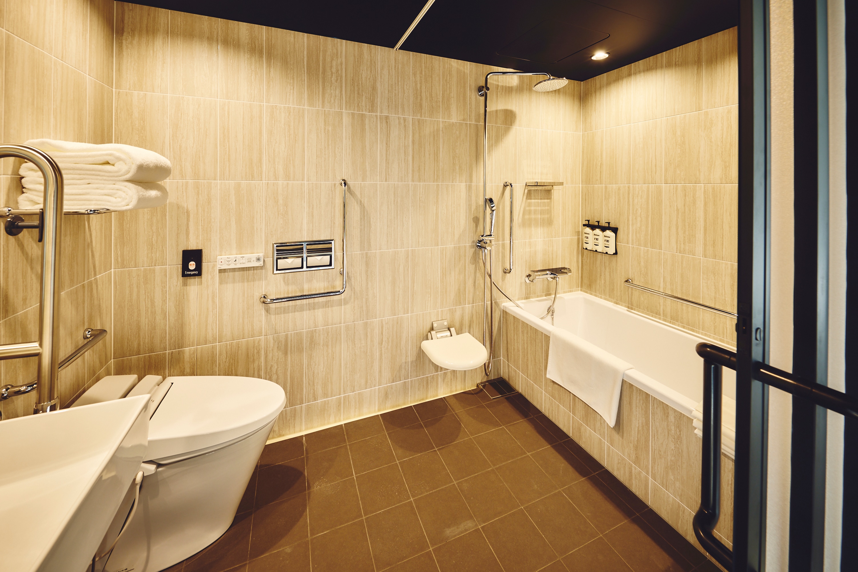 accessible room bathroom