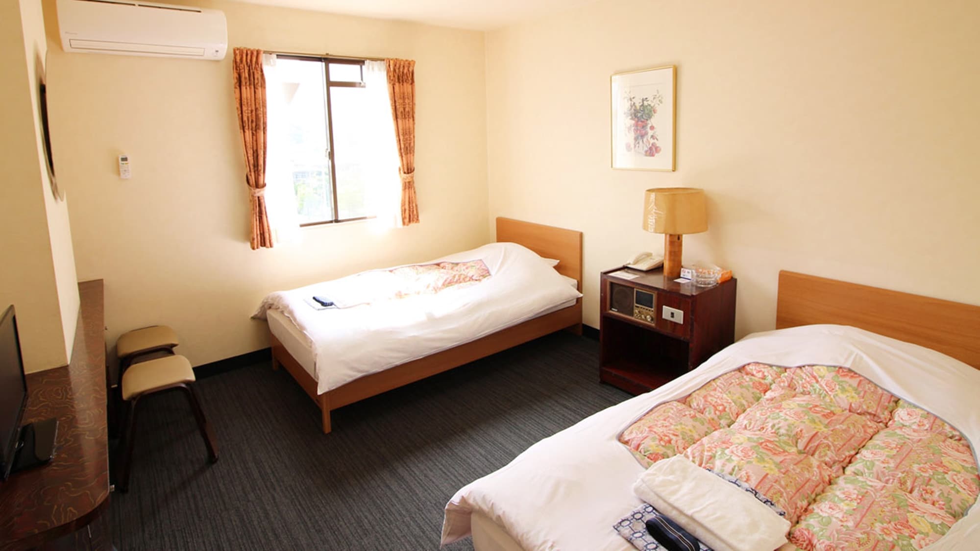 * [Example of guest room] Twin room