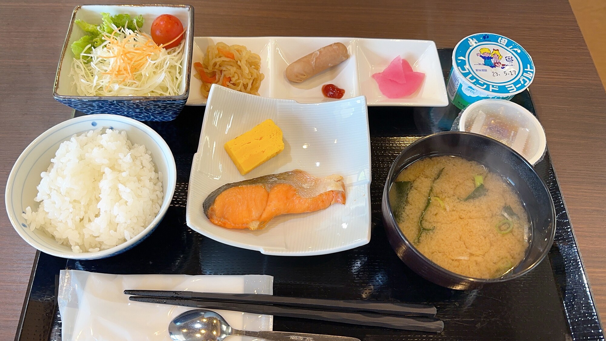 [Breakfast] A Japanese set meal with a taste of local Higashimatsushima cuisine.