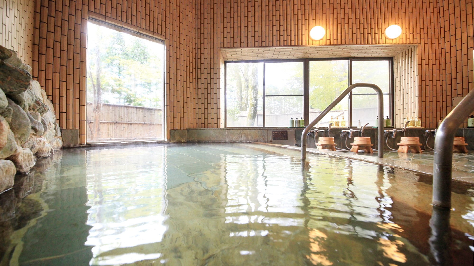 ◆ห้องอาบน้ำสาธารณะขนาดใหญ่: น้ำพุร้อนไหลอิสระจาก Kami-Gora Onsen และ Sounzan Onsen