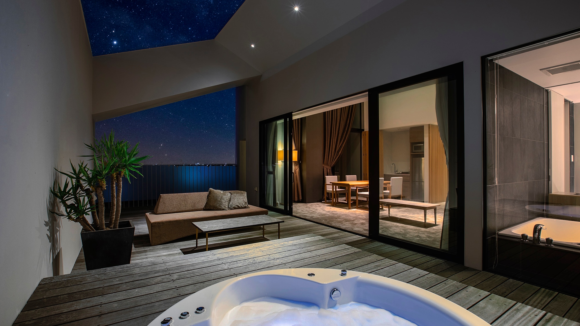 ชั้นบนสุดเป็นห้องสวีทเพียงห้องเดียวที่ให้ความรู้สึกโล่งโปร่งและหรูหรา เพลิดเพลินไปกับช่วงเวลาอาบน้ำที่หรูหรา