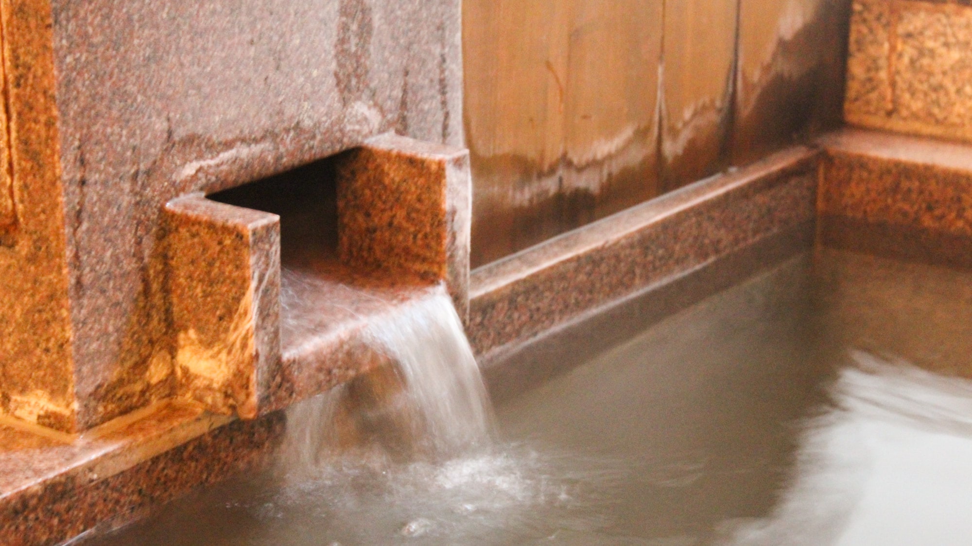 The small and deep bath is "chartered" so that you can use it without hesitation.