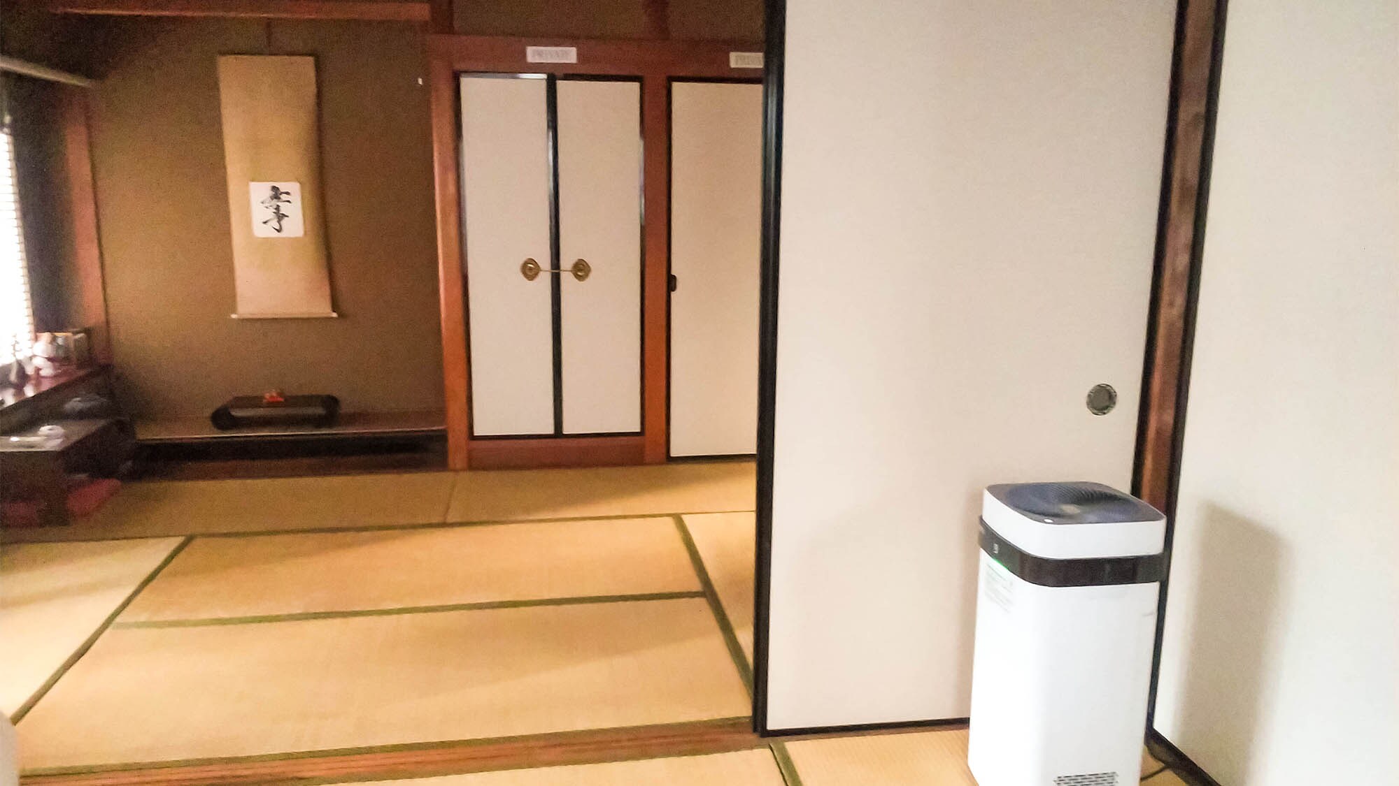 ・Fusuma (sliding doors) can be used to separate two rooms.