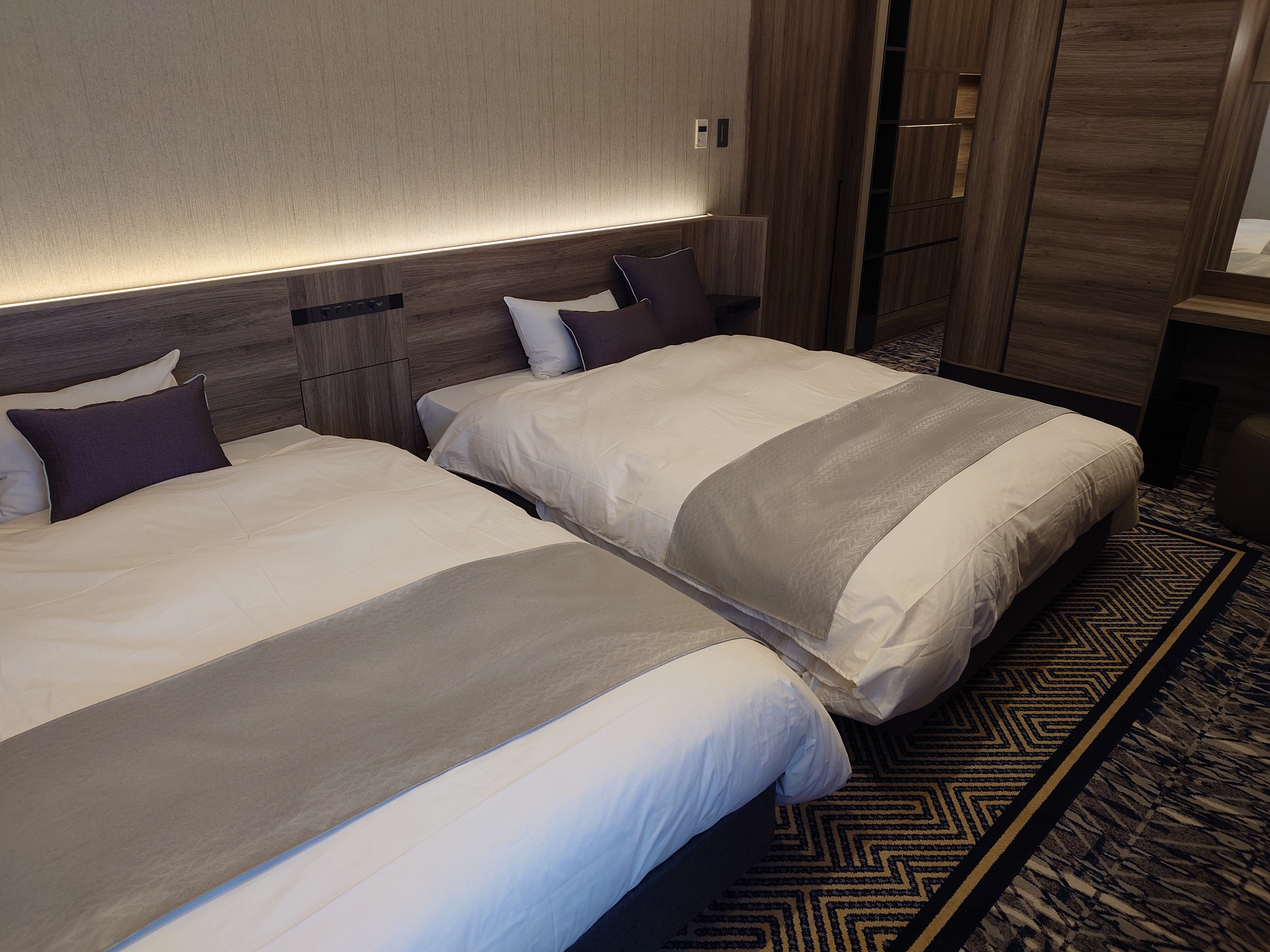 junior suite bed