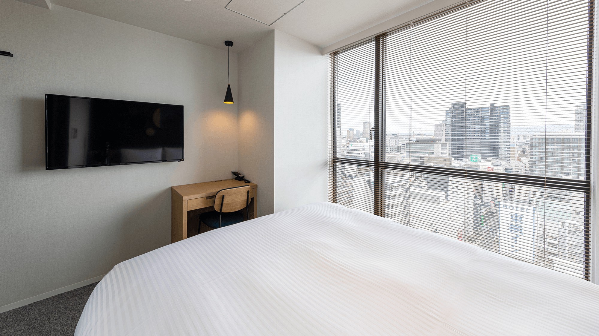 [Comfort Double] A room with a desk with a spacious queen bed.
