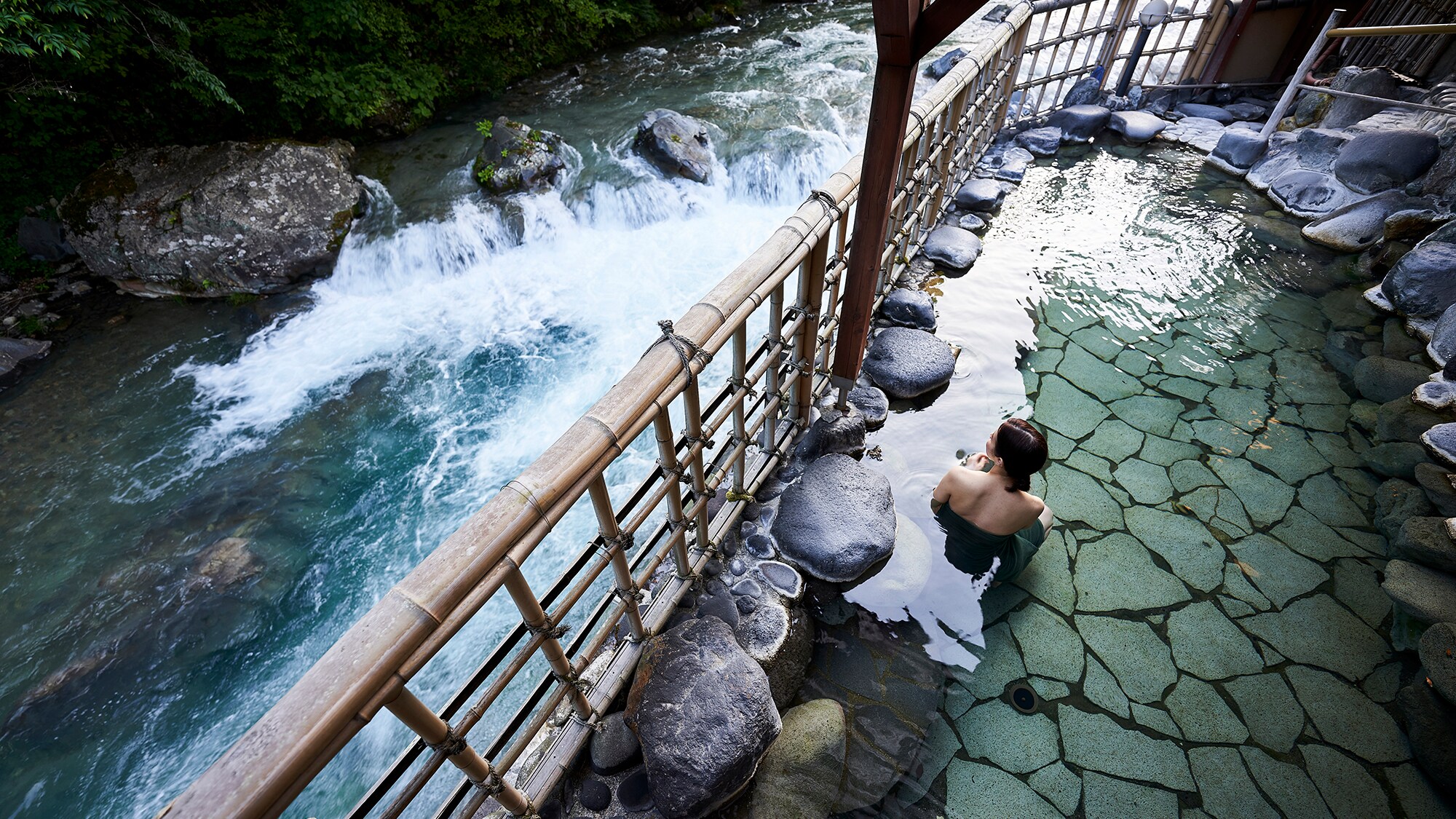 Shima River is right there from the open-air bath along the river. Enjoy the 100% free-flowing hot spring while listening to the sounds of the river.