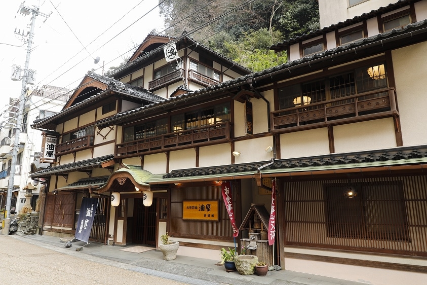 Exterior_It is a three-story building from the Meiji era. (Food bath)