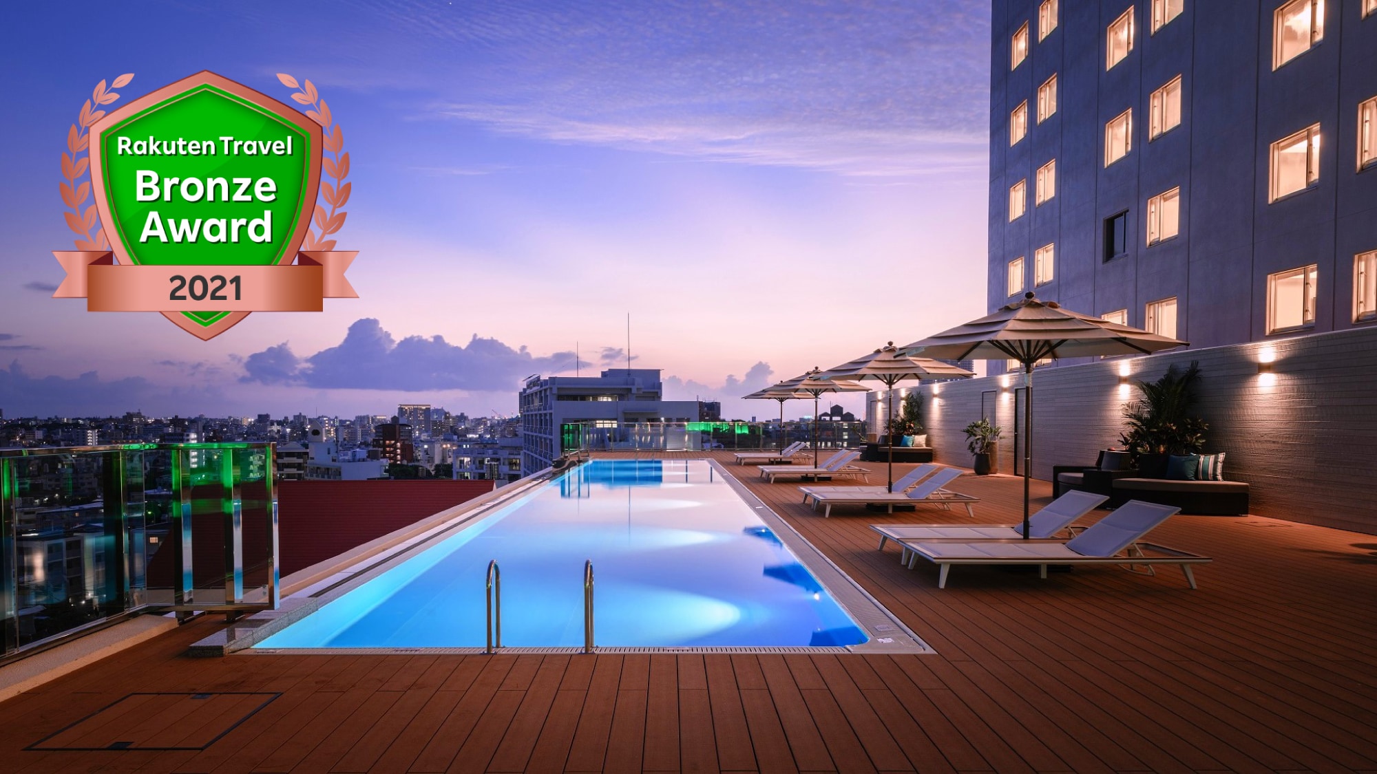 带有铜奖标志的无边际泳池外观（夜晚）