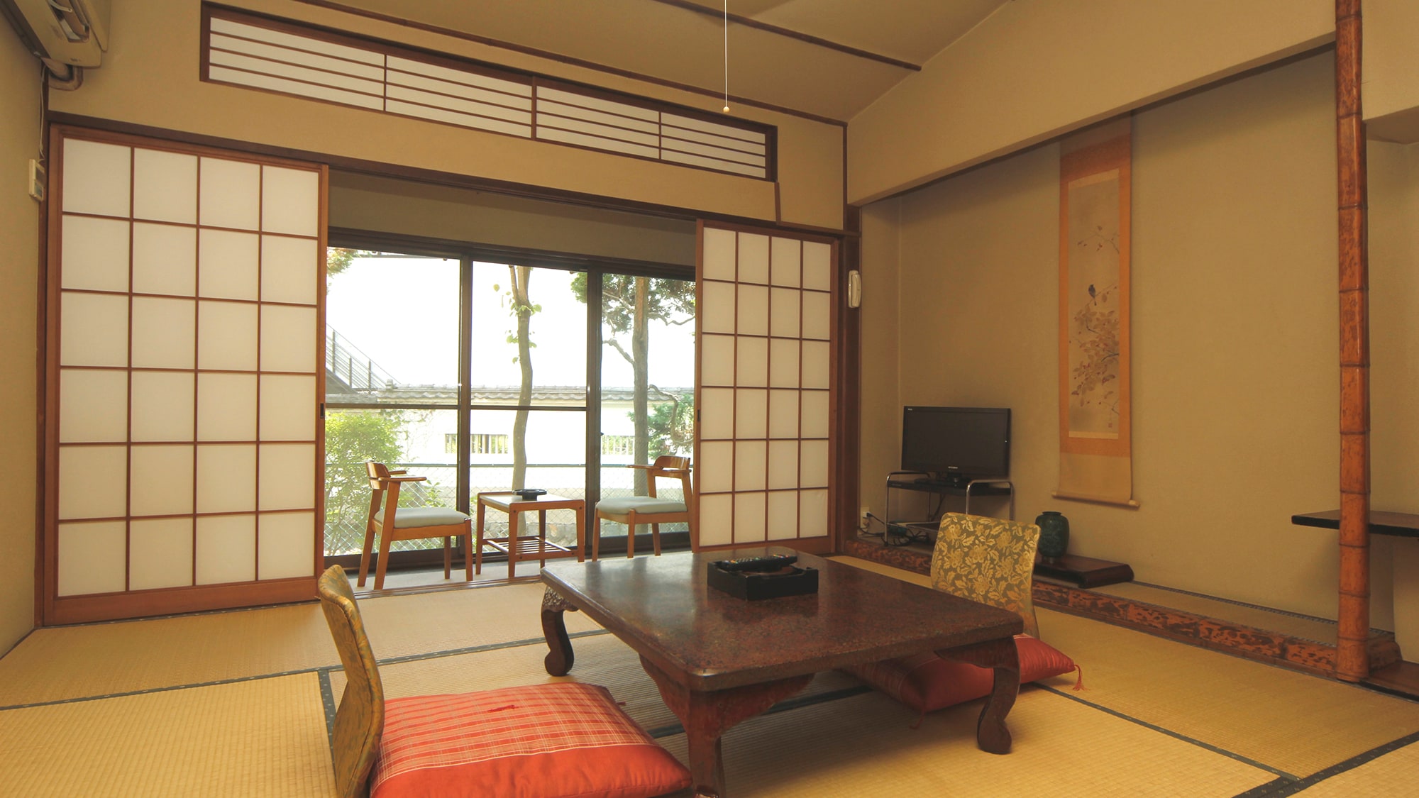 [Room] Please relax and forget about time while listening to the sound of the refreshing breeze blowing by the stream.