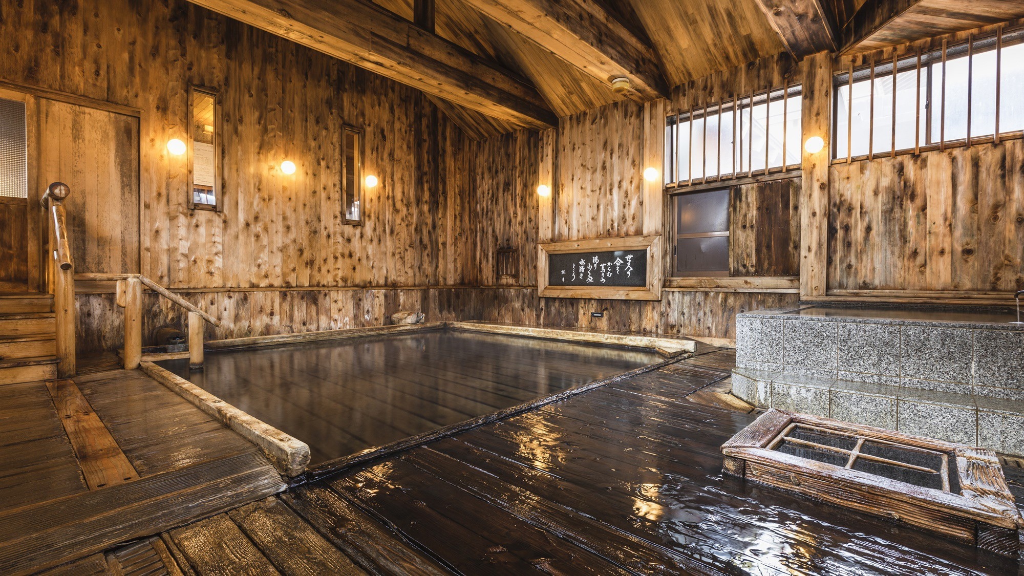 [Large communal bath] "Kuan no yu" A secret hot spring that was opened in the Heian period. The old atmosphere remains.