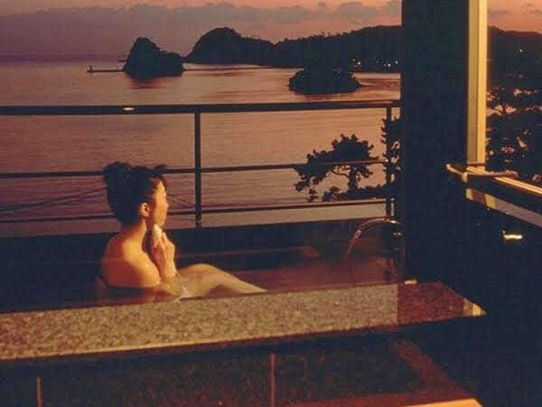 Guest rooms with private open-air baths (12 tatami mat rooms, all ocean-facing)