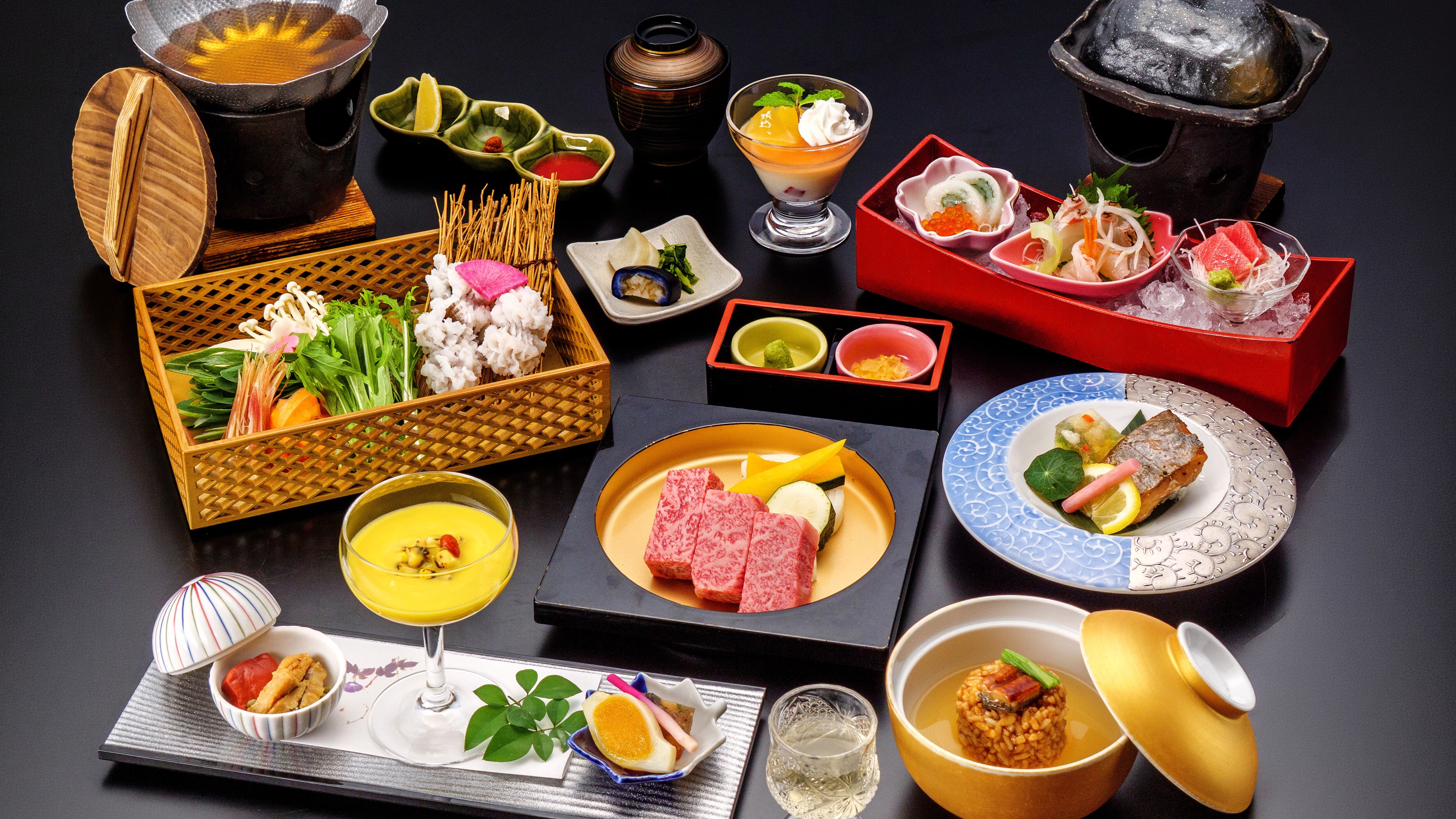 A summer gourmet kaiseki meal featuring Omi beef steak, Kujo leeks, and Setouchi conger eel in a refreshing hot pot (image).