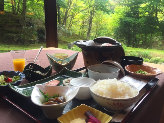 봄은 신록, 겨울은 설경을 바라보면서 아침 식사
