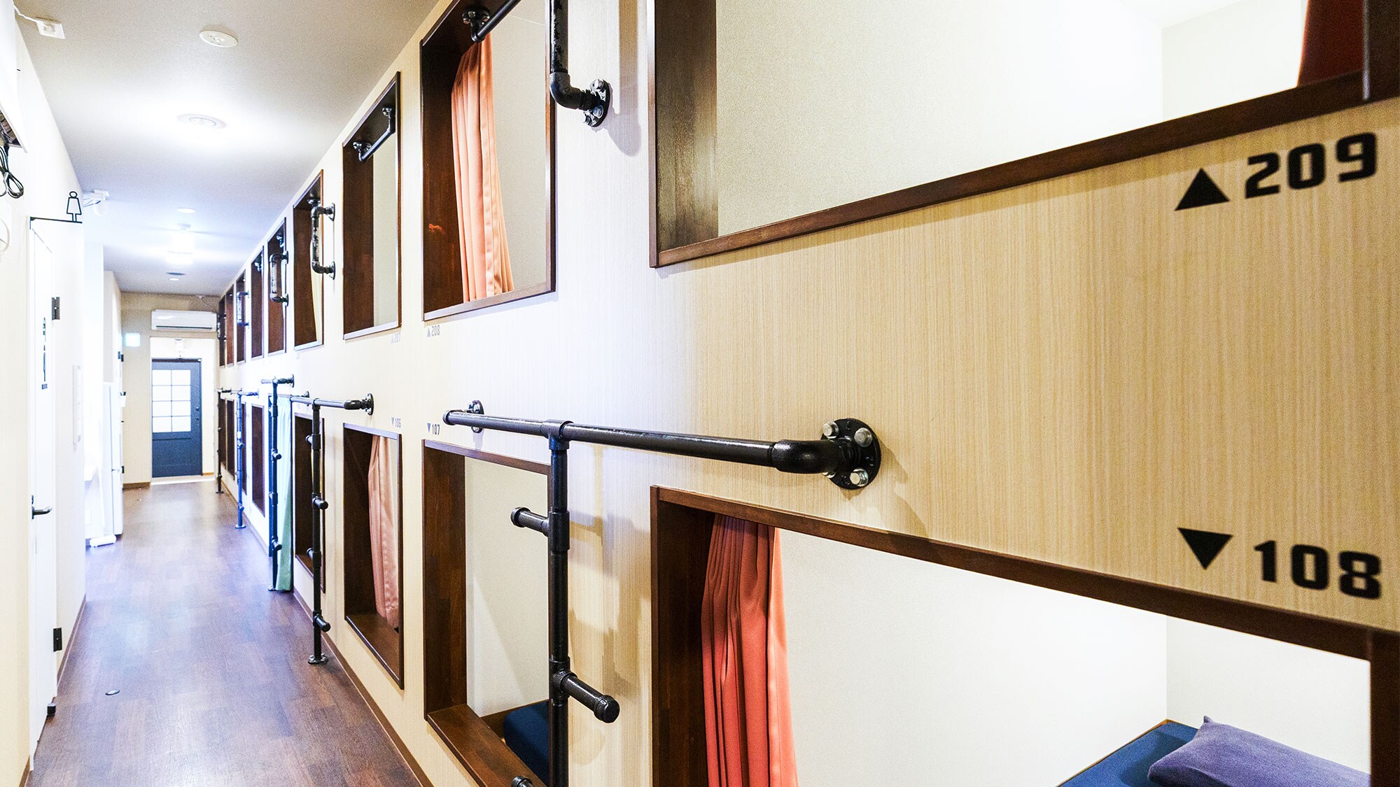 ・[Asrama] Terdapat toilet bersama yang berlokasi strategis di seberang lorong dari deretan kamar.