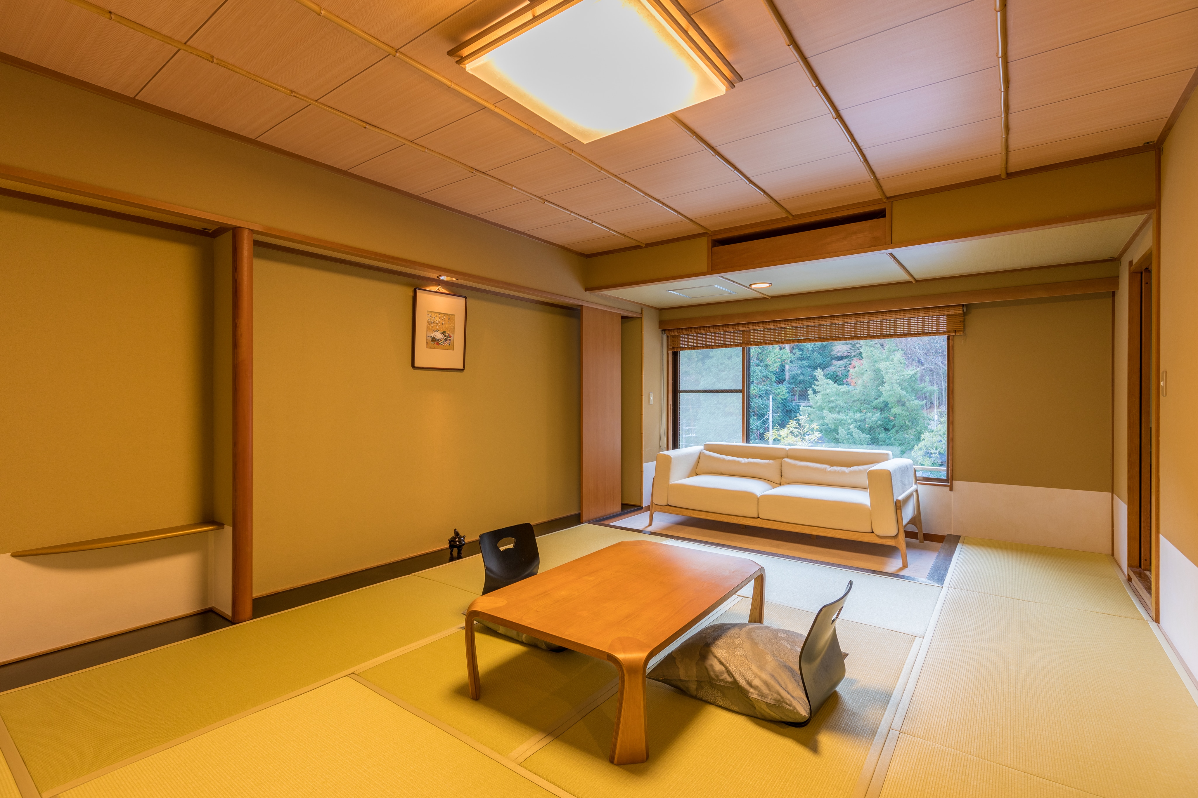 Japanese-style room 10 tatami mats + wide-rimmed room