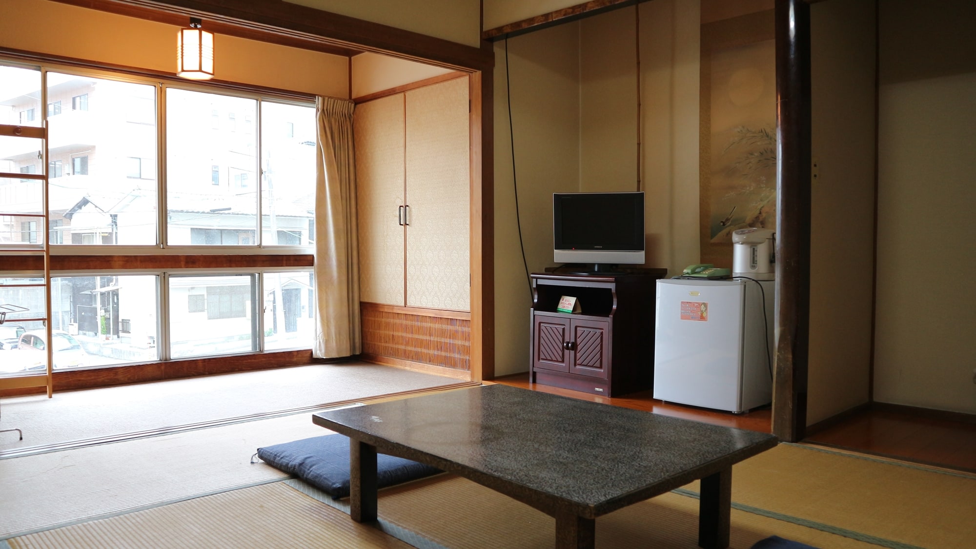 * [Example of Japanese-style room in the main building] There are 6 to 16 tatami mats. (The image is 8 tatami mats. * Cannot be specified)