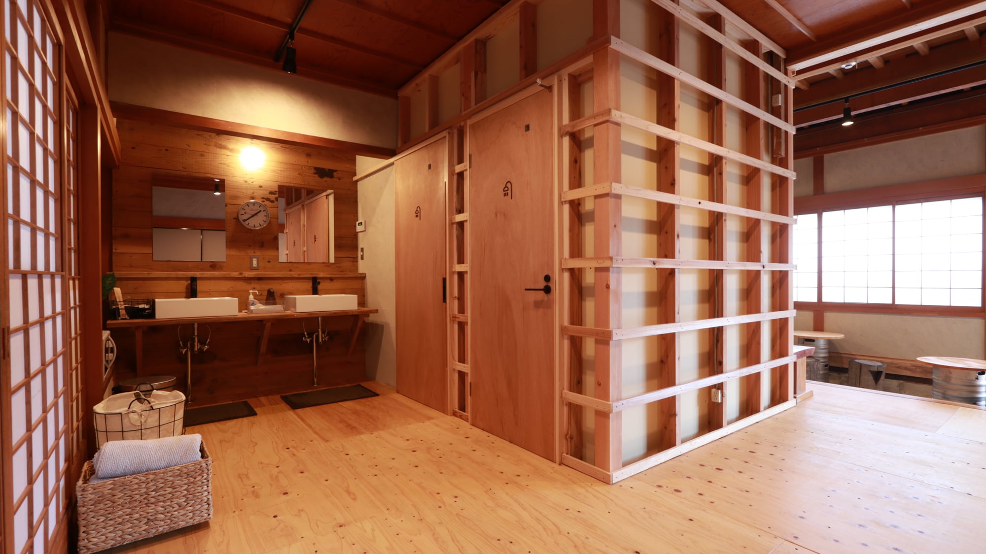 [Shared washroom and shower room]